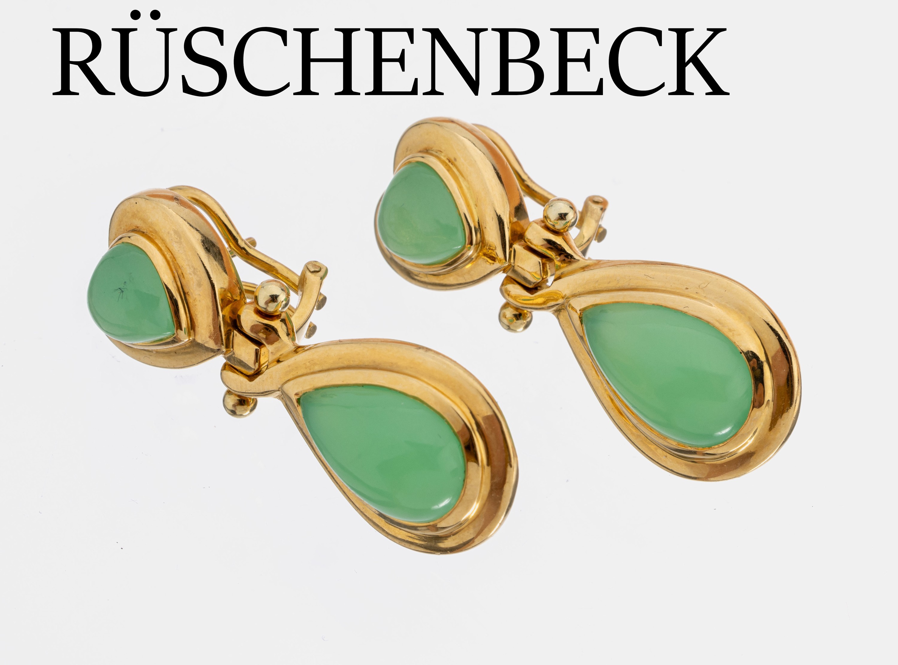Paar 18 kt Gold Chrysopras-Ohrgehänge, Meistermarke RÜSCHENBECK, 2 tropfenf. und 2 herzf. Chrysoprascabochons zus. ca. 14.0 ct, zusätzl. ...
