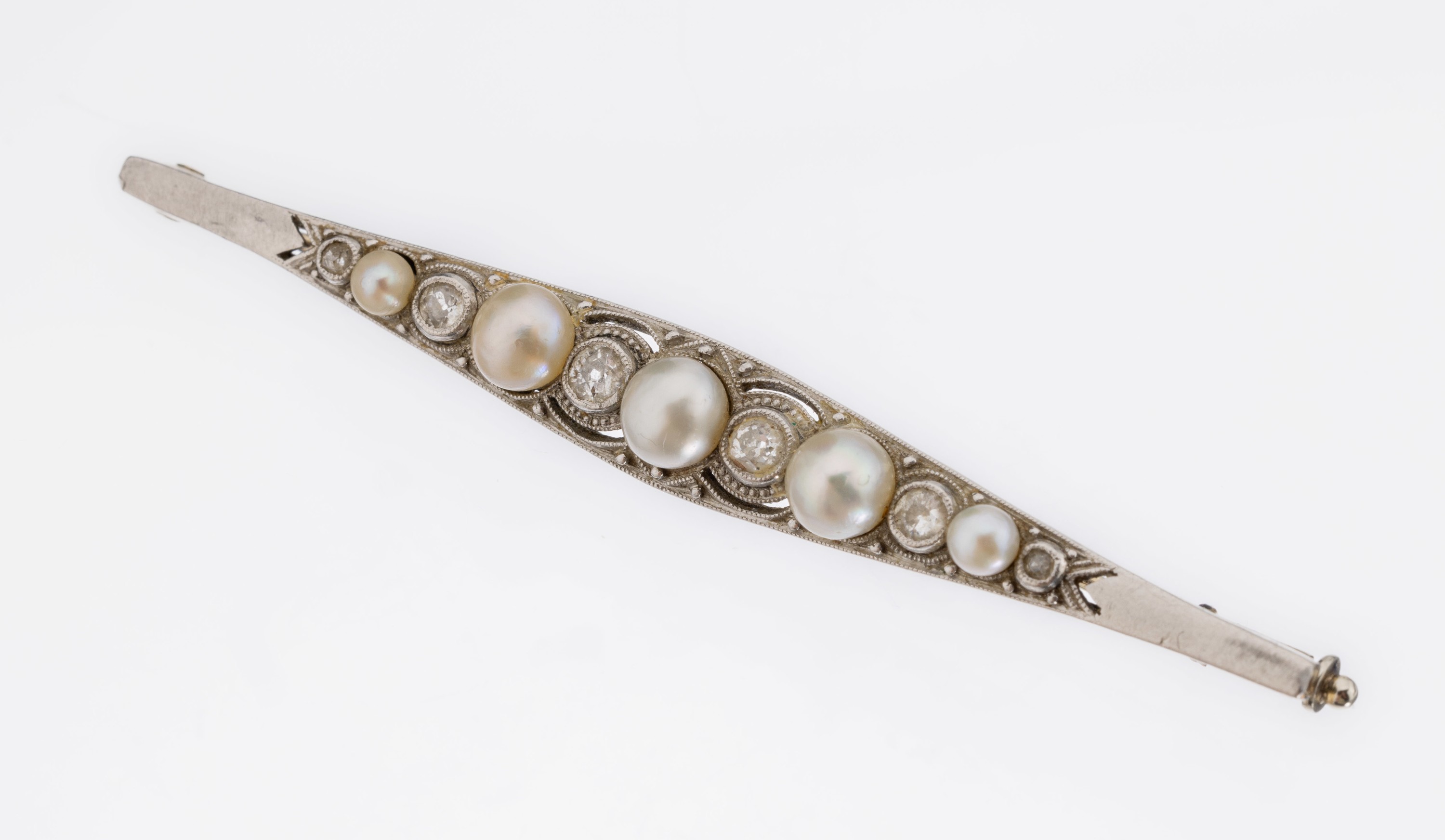 Platin Zuchtperl-Diamant-Brosche, deutsch um 1930, Platin (gepr.), Altschliffdiamanten zus. ca. 0.25 ct, Perlchenbesatz, Granulate, Millegriffverz., ...