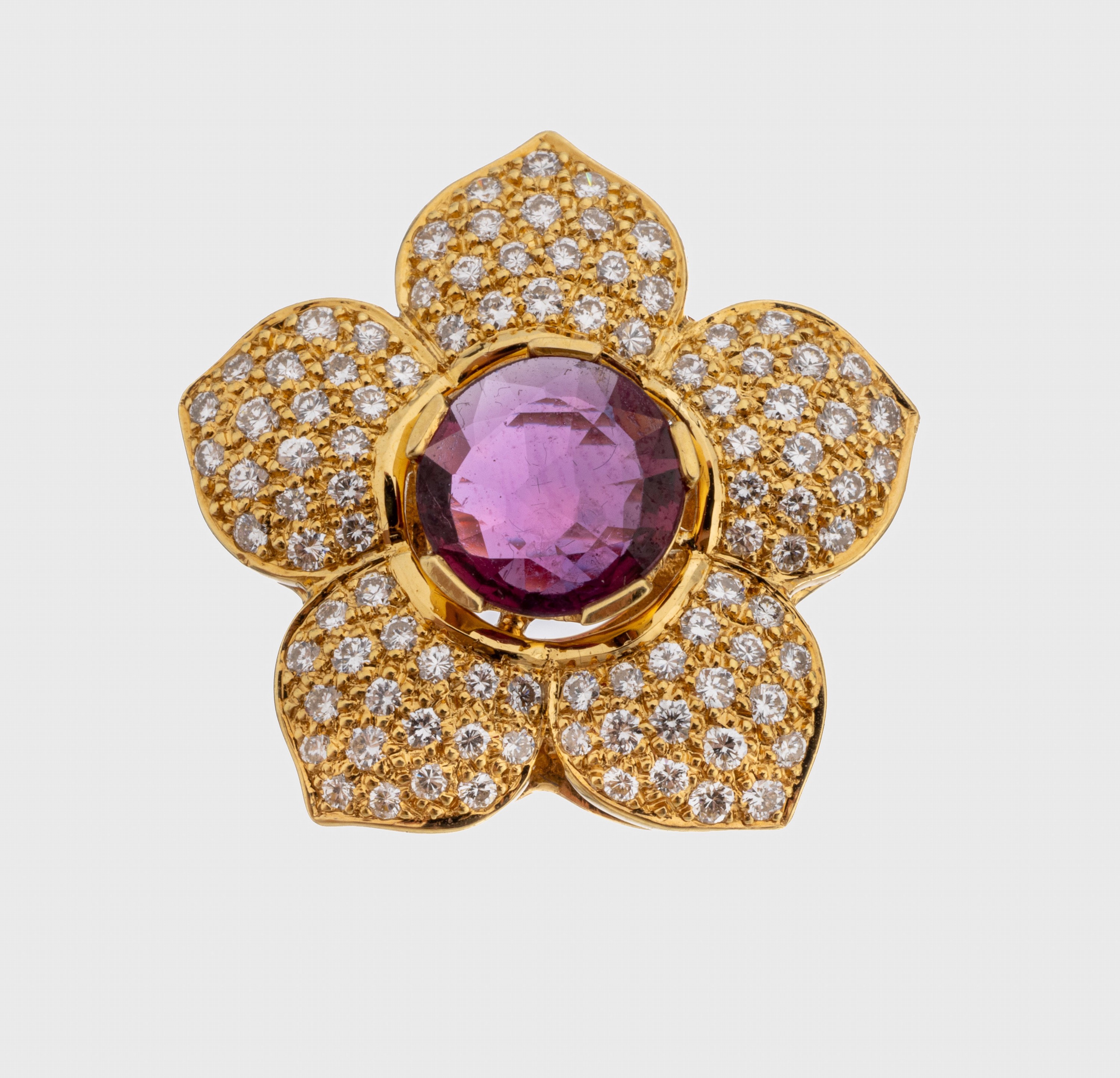 18 kt Gold Brillant-Saphir-Brosche , GG 750/000, in Form einer Blüte, mittig rundfacett. pinkfarb. Saphir ca. 0,83 ct, Brillanten zus. ca. 1,52 ct ...
