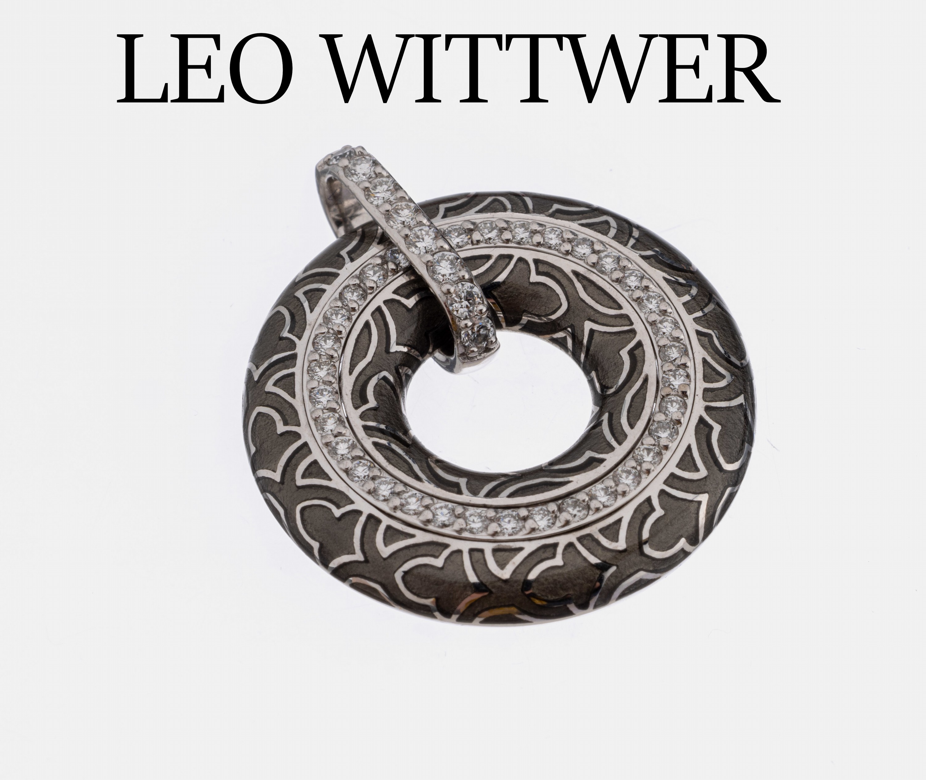 18 kt Gold LEO WITTWER Brillant-Anhänger, WG 750/000, rund, graues transluzides Email, Öse bewegl., 42 Brillanten zus. ca. 0.63 ct (grav.) feines ...