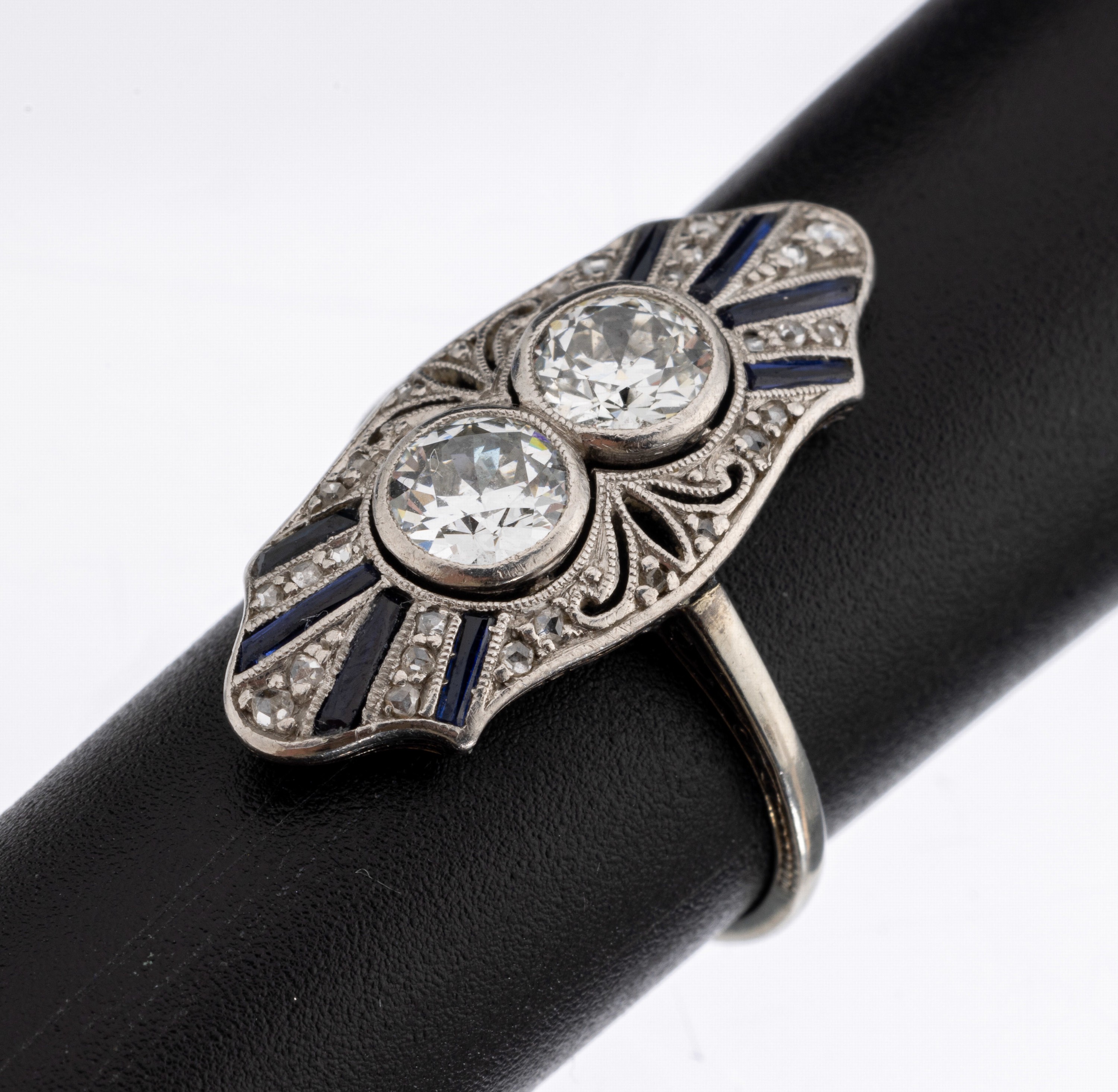 Platin Art-Deco Saphir-Diamant-Ring, 2 Altschliffdiamanten und Diamantrosen zus. ca. 1.0 ct get.Weiß/si, 8 Saphir- Baguettes zus. ca. 0.20 ct, ca. ...