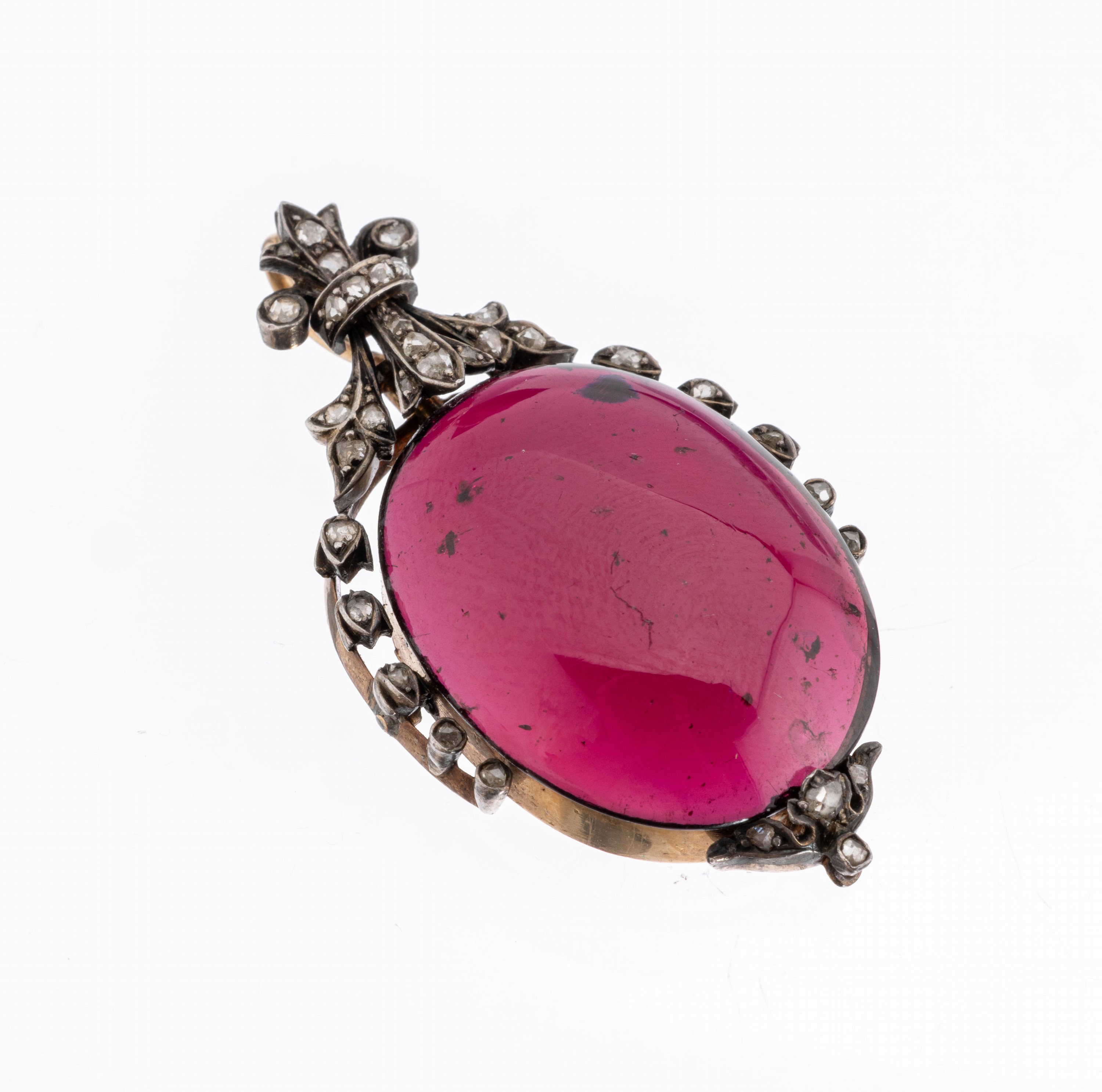 14 kt Gold Almandin-Diamant-Anhänger, GG 585/000 und Silber, um 1880, großer ovaler Almandin-Cabochon ca. 30.0 ct, Diamantrosen zus. ca. 0.20 ct, ...