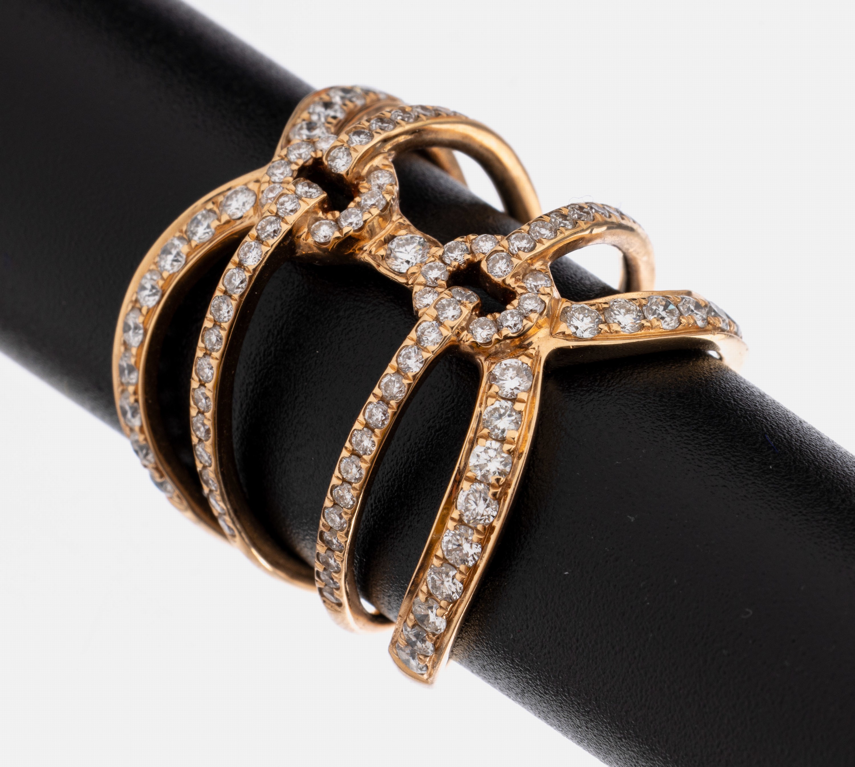 18 kt Gold Brillant-Ring, GG 750/000, außergewöhnliche Gestaltung, 109 Brillanten zus. ca. 1.31 ct Weiß/si, RW 52, ca. 7.6 g
