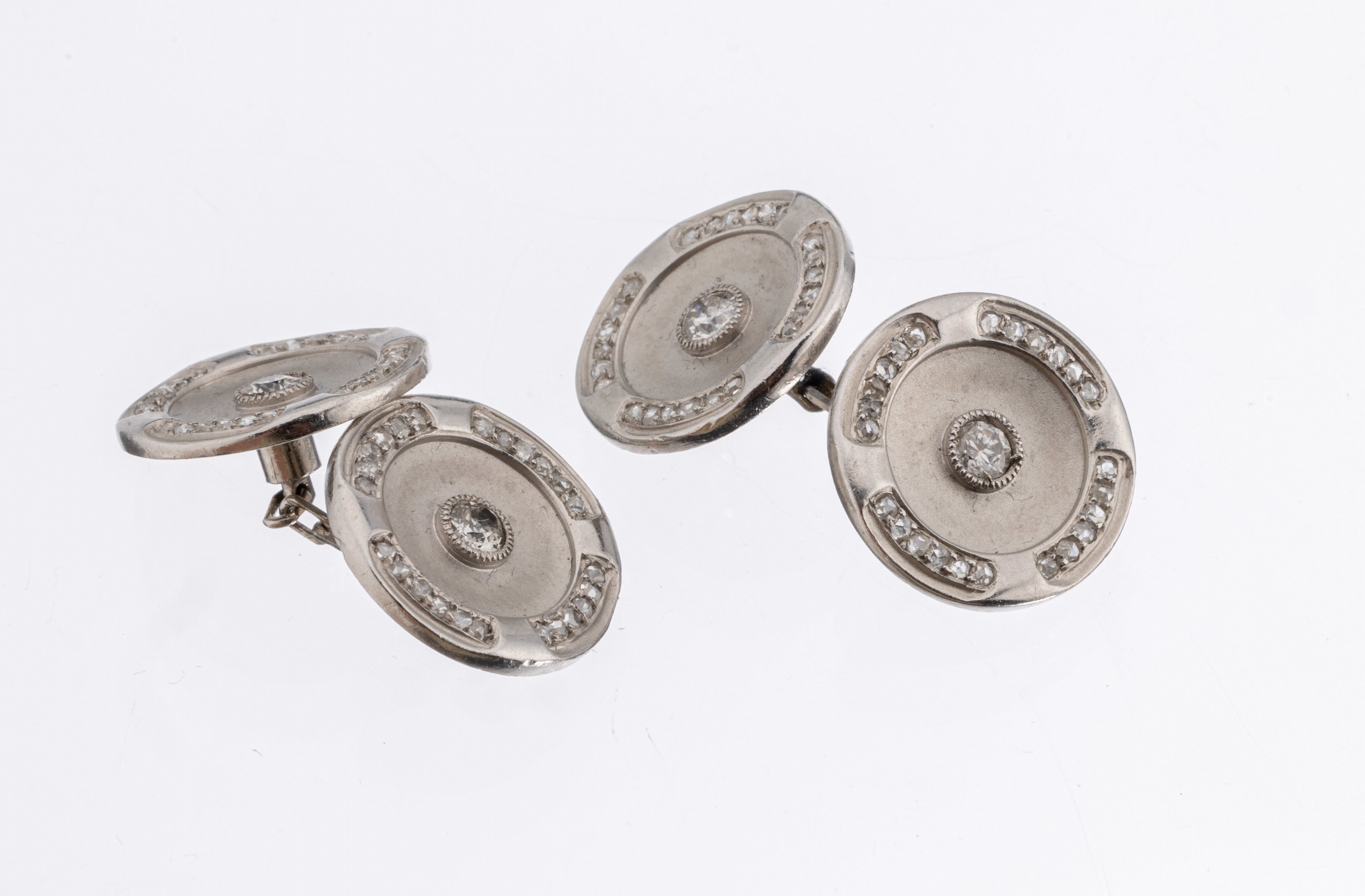 Paar 18 kt Gold Art-Deco Diamant- Manschettenknöpfe, 1930er Jahre, WG 750/000, runde symm. Gestaltung, 4 Altschliffdiamanten und 96 Diamantrosen ...