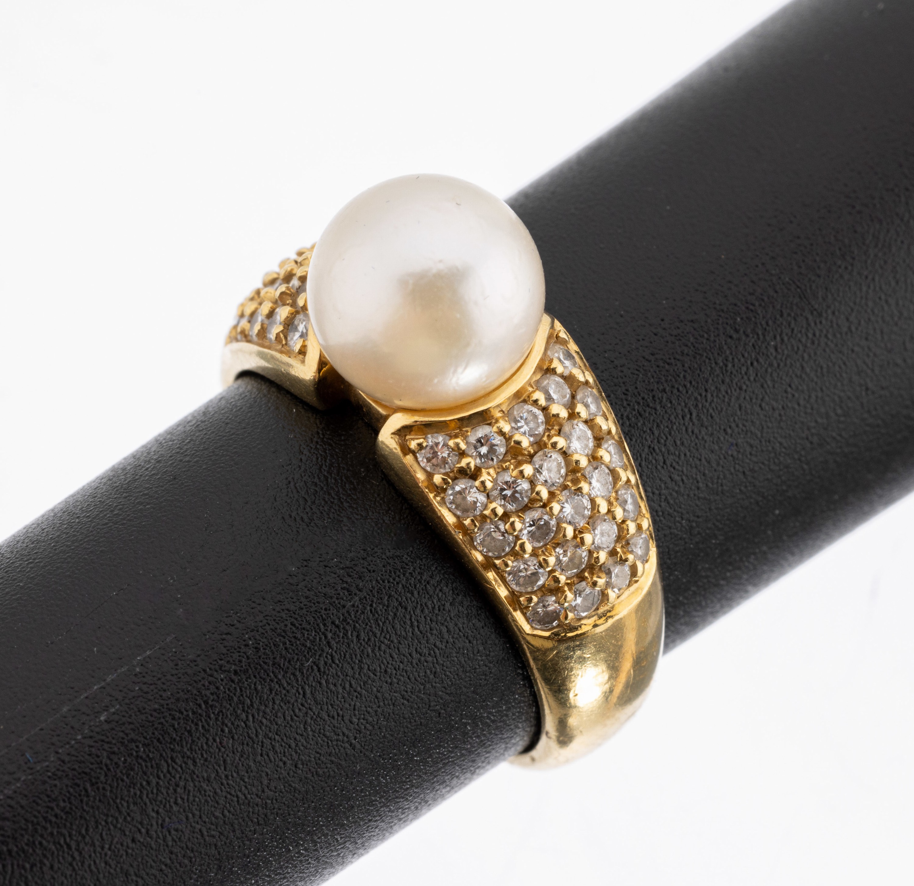18 kt Gold Akoyazuchtperle Brillant-Ring, GG 750/000, weiße Perle, D. ca. 8.7 mm, Brillanten zus. ca. 0.50 ct Weiß/si, RW 56, ca. 9.5 g