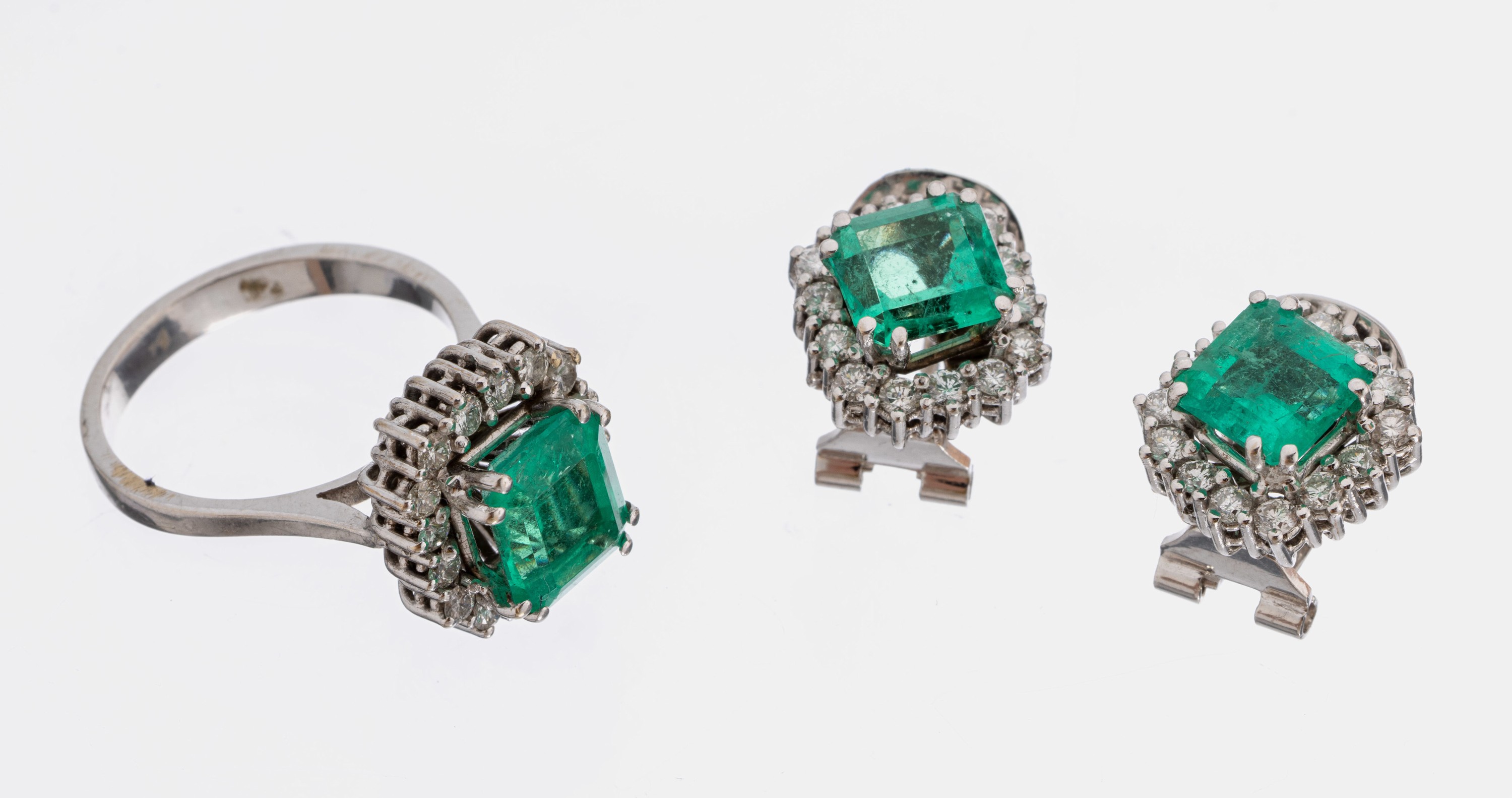 18 kt Gold Smaragd-Brillant-Schmuckset, WG 750/000, 3 facett. Smaragd-Karrees zus. ca. 7,0 ct, umgeben von Brillanten zus. ca. 1,70 ct Weiß/si, ...