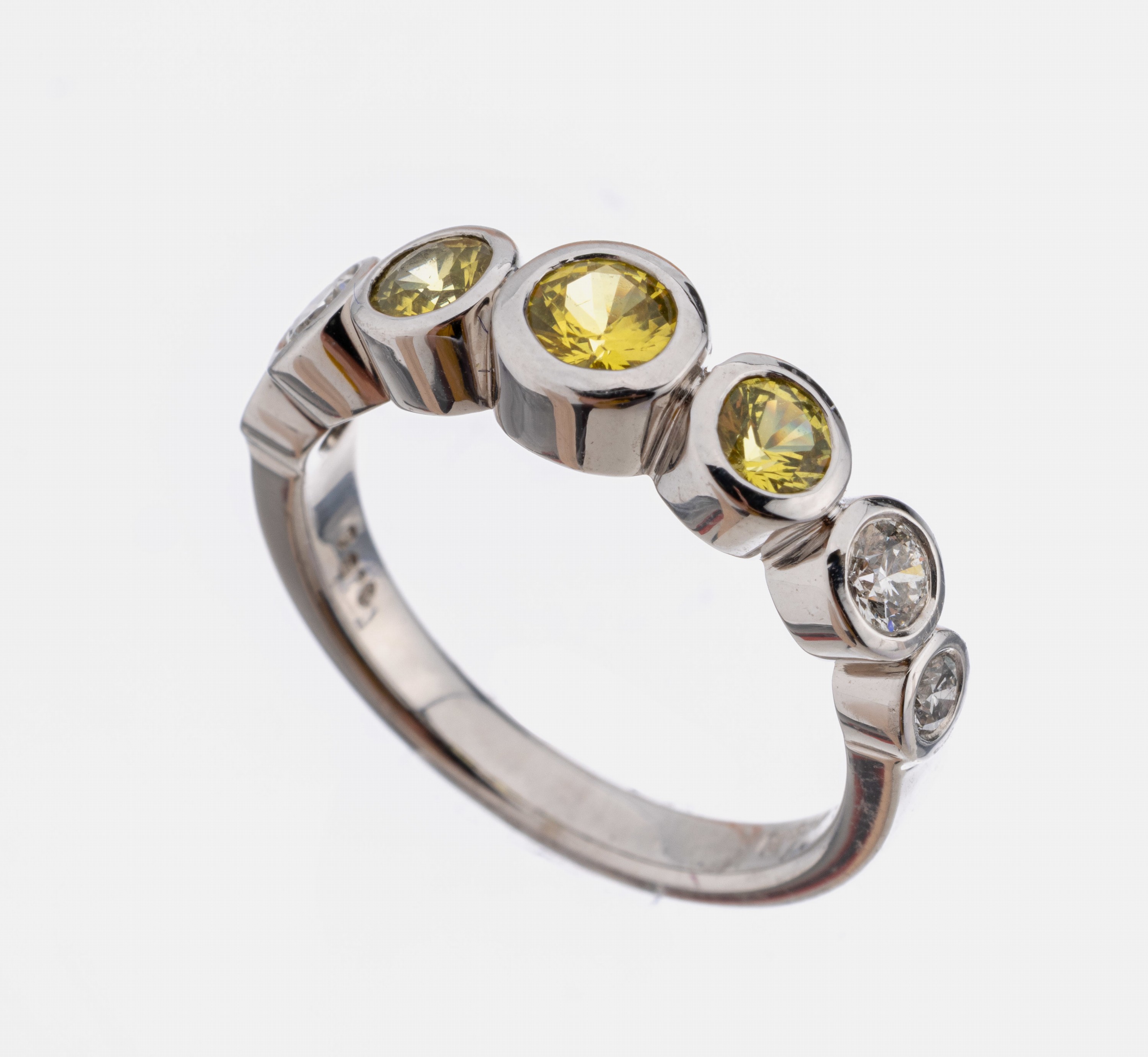 14 kt Gold Brillant-Ring, WG 585/000, 7 Brillanten zus. ca. 0.77 ct Weiß/si und Gelb, RW 55, ca. 5 g