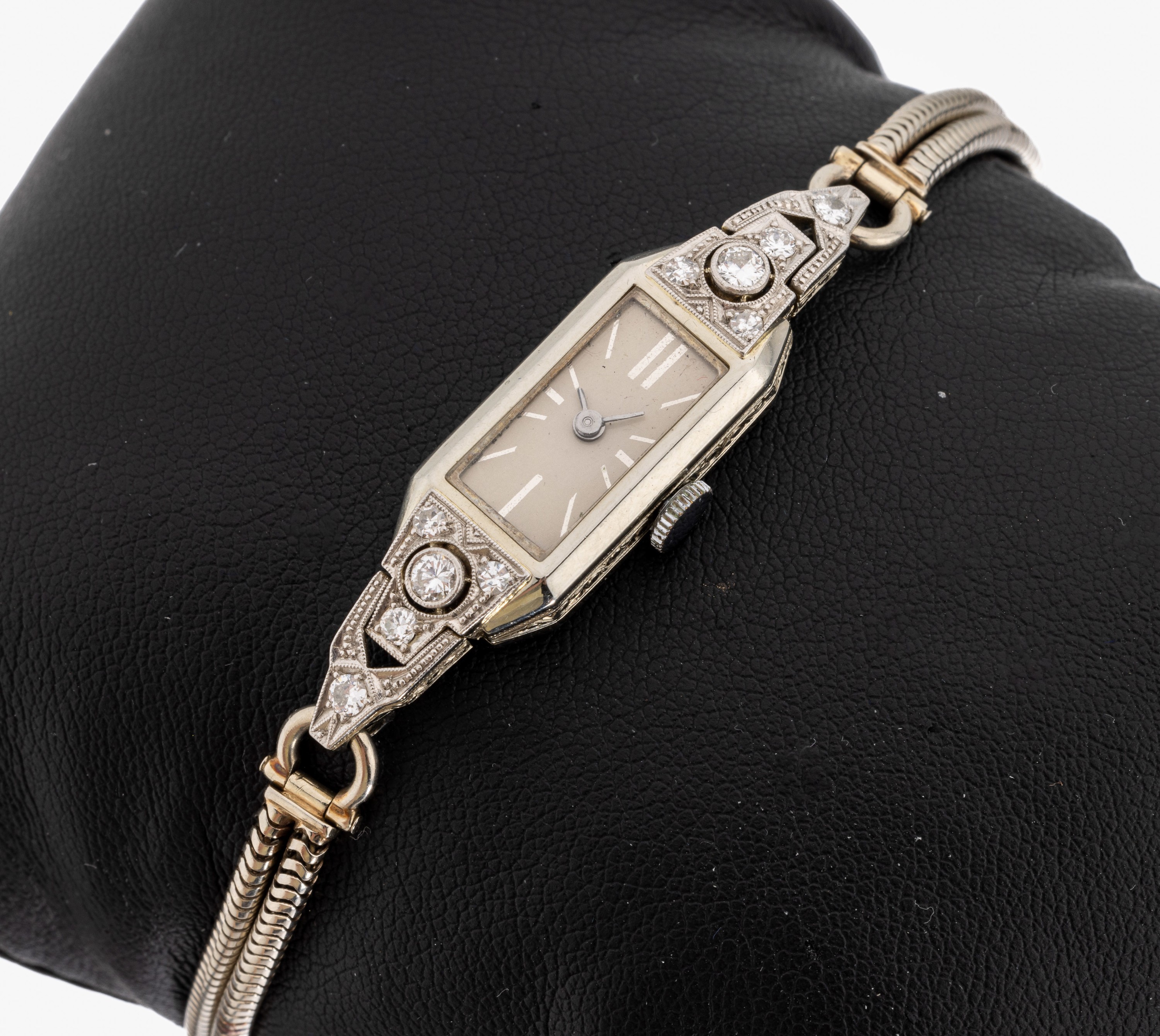 18 kt Gold Damenarmbanduhr ESZEHA, WG 750/000, 1930er Jahre, Diamanten zus. ca. 0.15ct Weiß/si, Handaufzug, Fkt. ungepr., an 2 reihigem Band WG ...