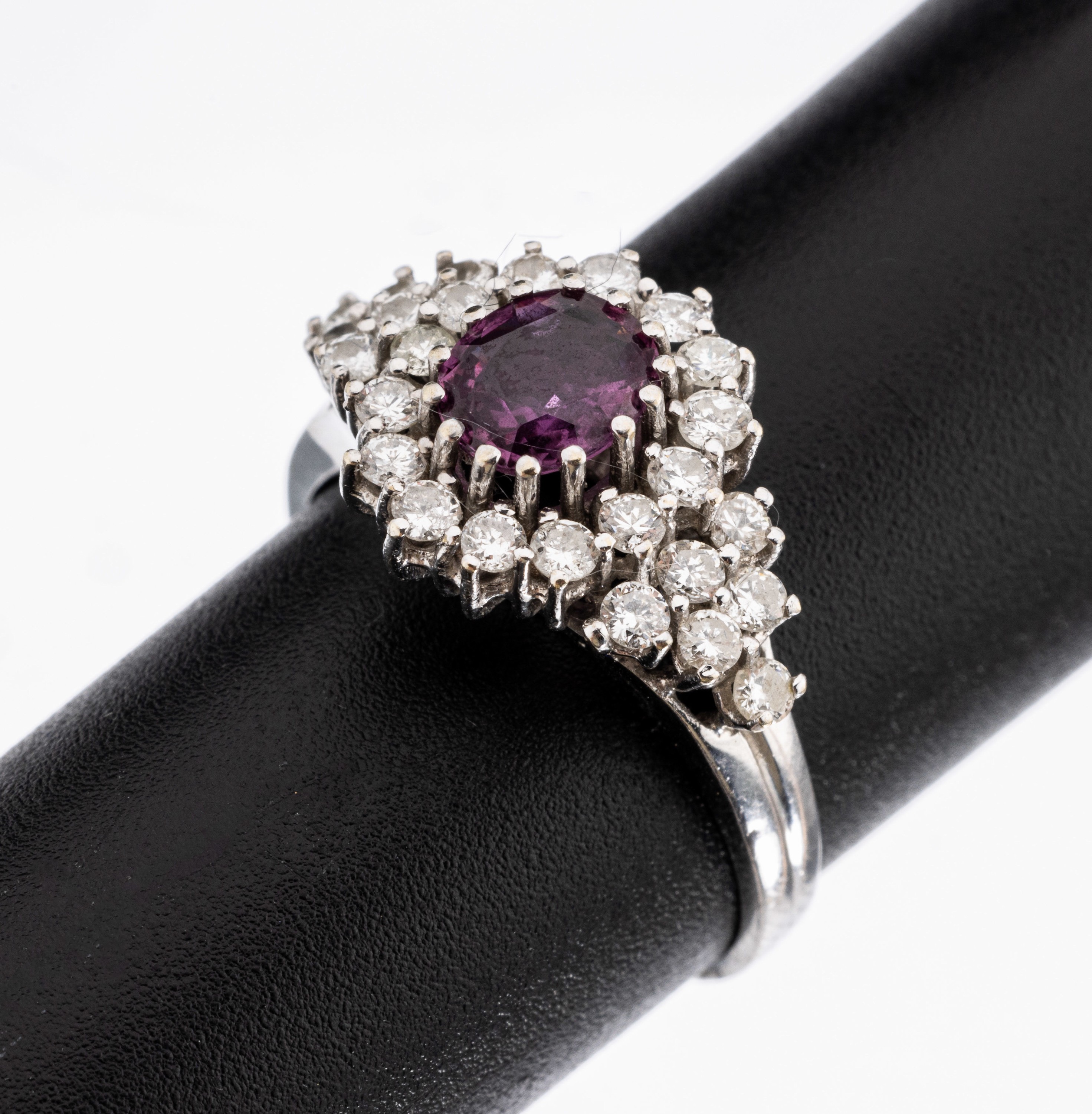 14 kt Gold Rubin-Brillant-Ring, WG 585/ 000, 1 ovalfacett. Rubin ca. 0,50 ct, 26 Brillanten zus. ca. 0,66 ct Weiß/si, ca. 3.4 g, RW 56