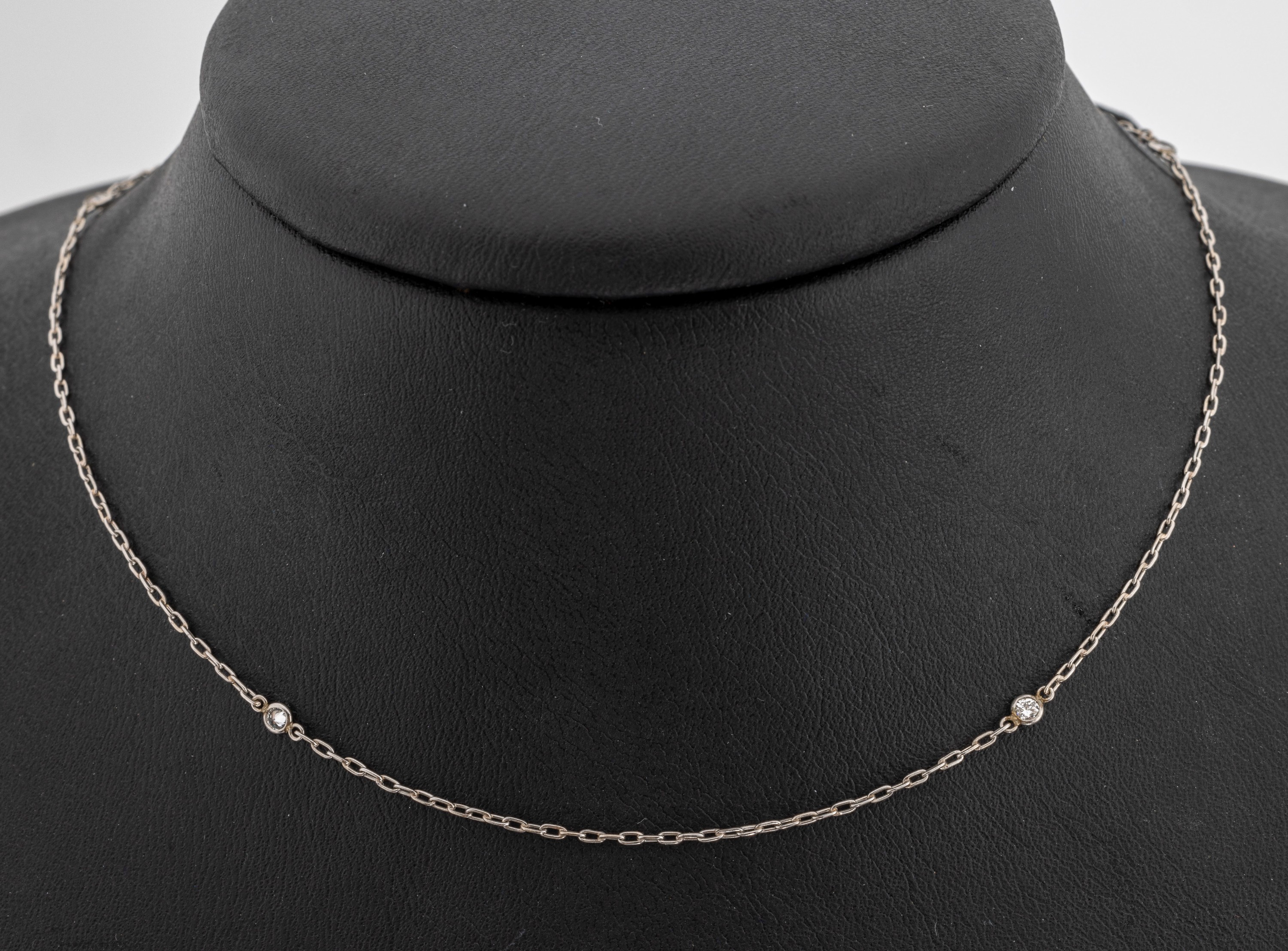 Platin Brillant-Collier, um 1930, Pt gepr.,6 Brillanten in Zargenfassungen zus. ca. 0.30 ct Weiß-l.get.Weiß/si-p, L. ca. 47 cm