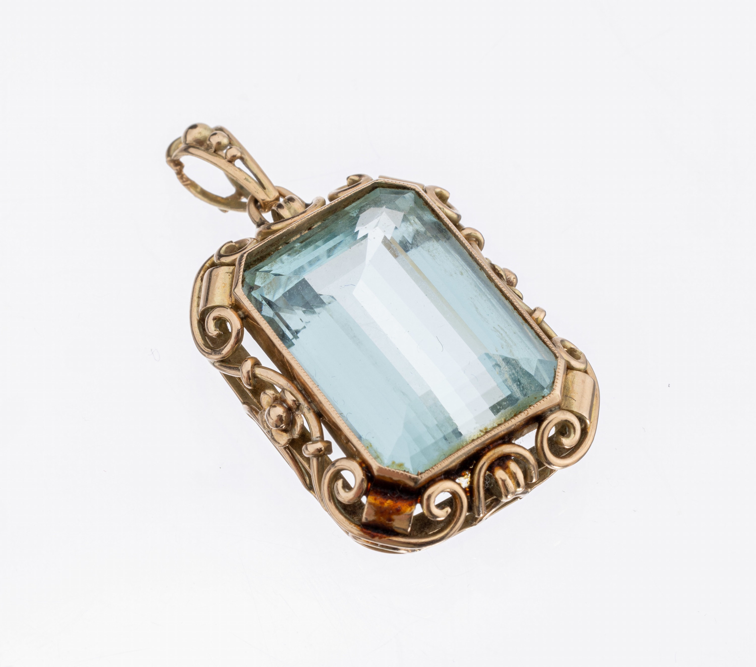 14 kt Gold Aquamarin-Anhänger, GG 585/000, 1930er Jahre, facett. Aquamarin im Emerald Cut ca. 20.0 ct, Umrandung mit Rocaillen und Blüten, ca. 9.9 ...