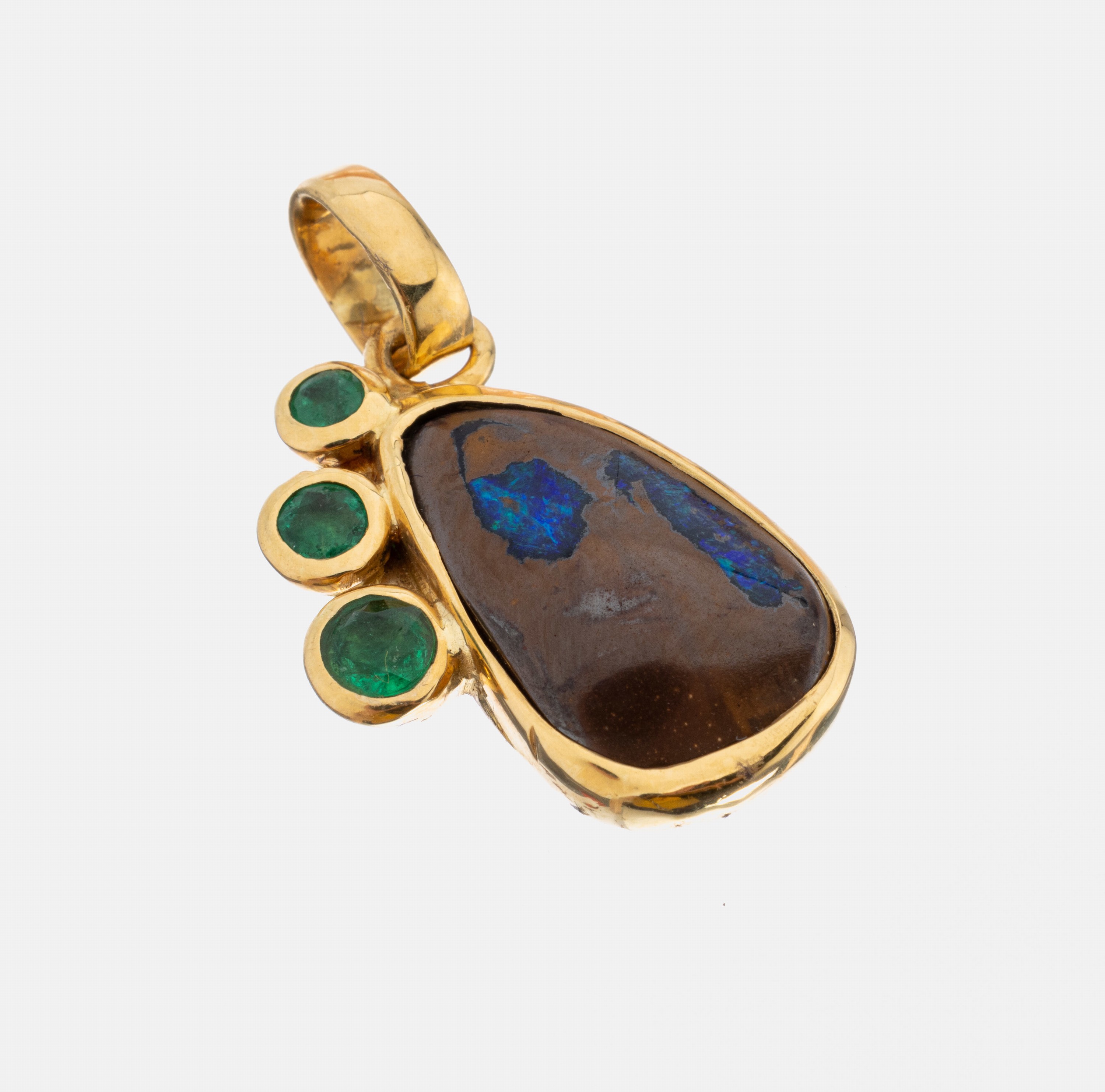 18 kt Gold Opal-Smaragd-Anhänger, GG 750/000, Boulderopal ca. 5.0 ct, 3 rundfacett. Smaragde von guter Farbe zus. ca. 0.35 ct, ca. 6.1 g, L. ca. 3 ...
