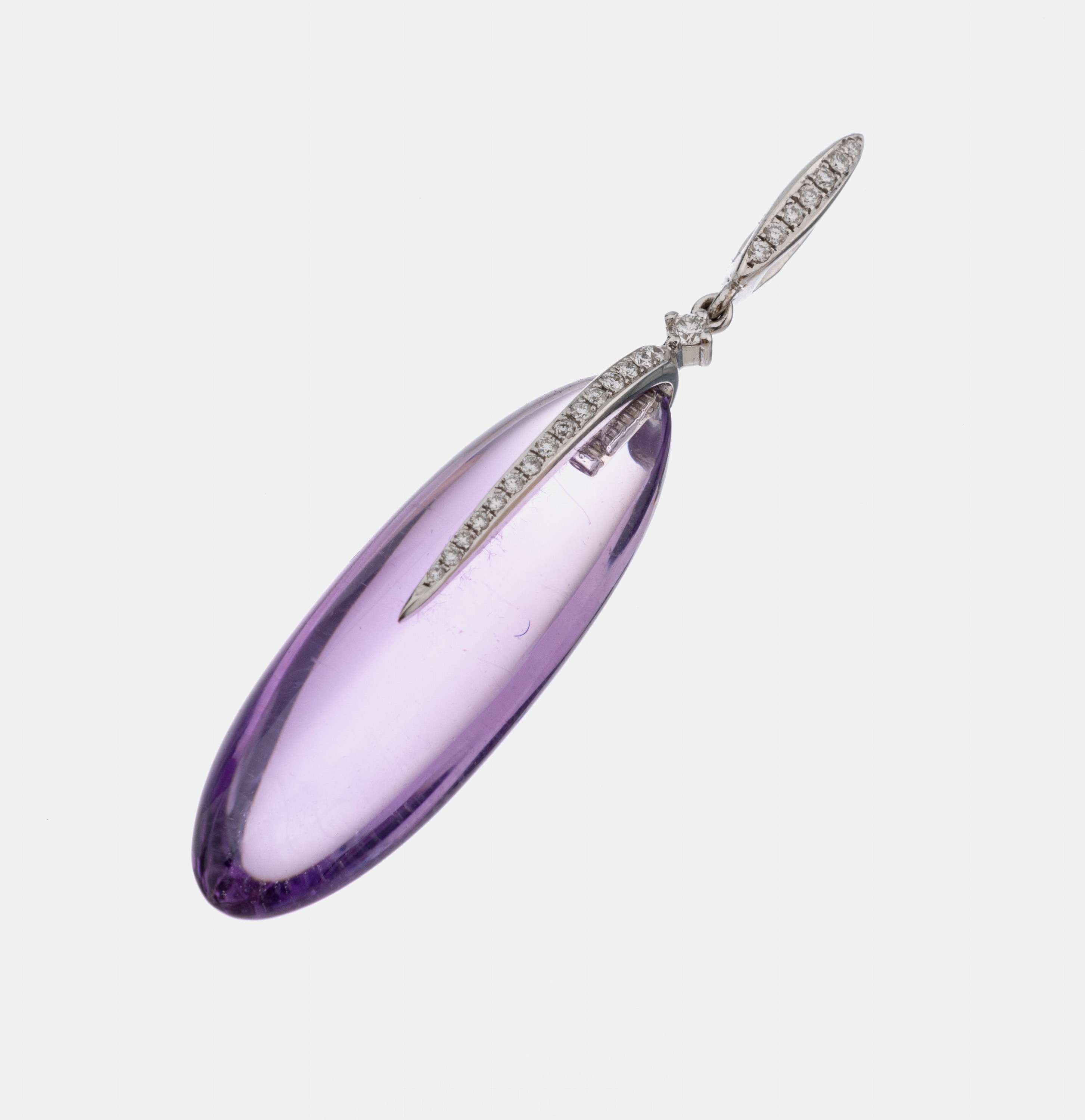 18 kt Gold Amethyst-Brillant-Anhänger, WG 750/000, navettef. Amethystcabochon ca. 15.73 ct, 23 Brillanten zus. ca. 0.03 ct, L. ca. 4 cm