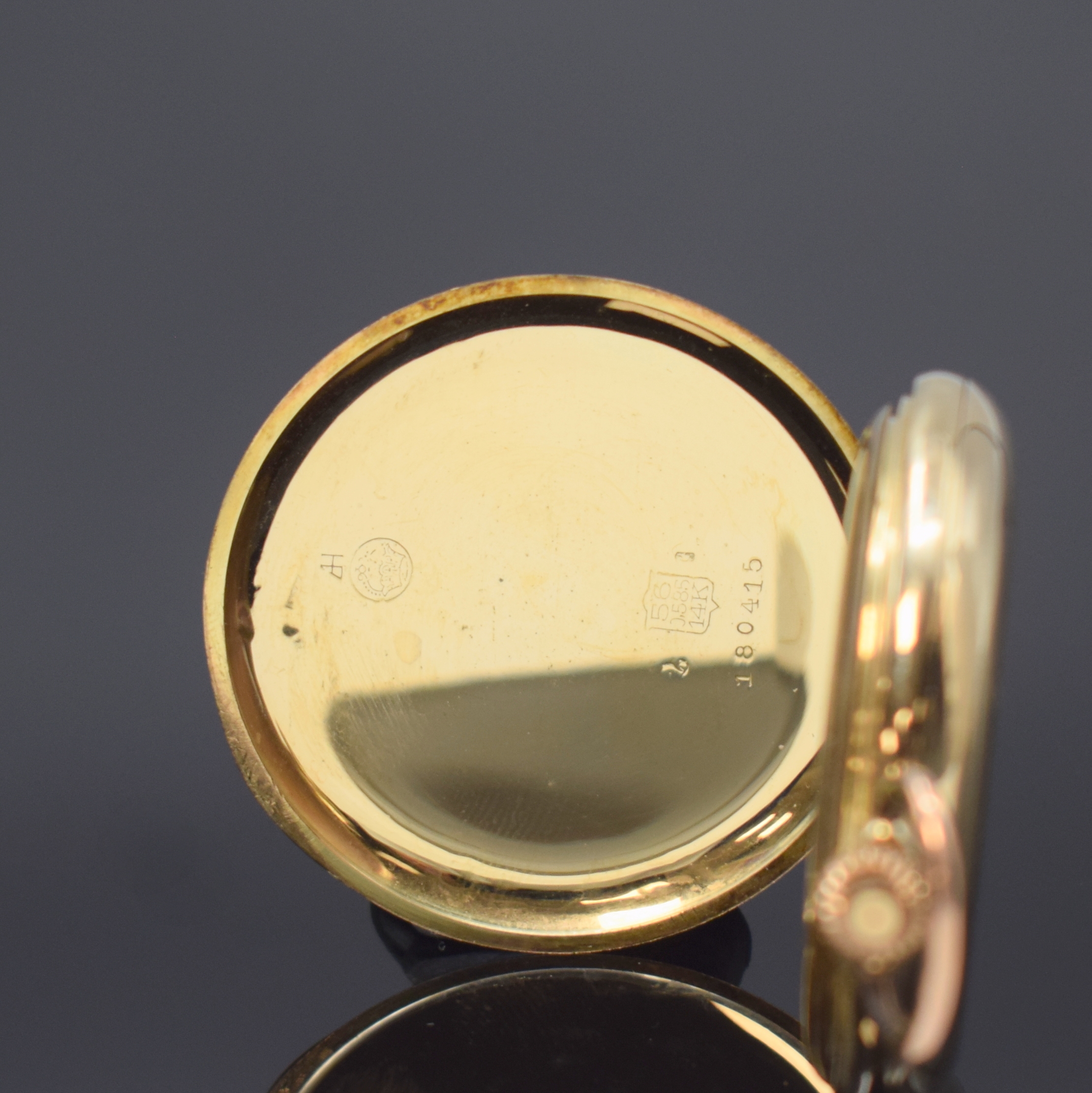 Detail d: Savonette Taschenuhr in GG 585/000, Schweiz um 1915, glattes Geh. dell., Metallcuvette, Emailzifferbl. m. arab. Zahlen, gold. Zeiger, kl. Sek. b. 6, ...