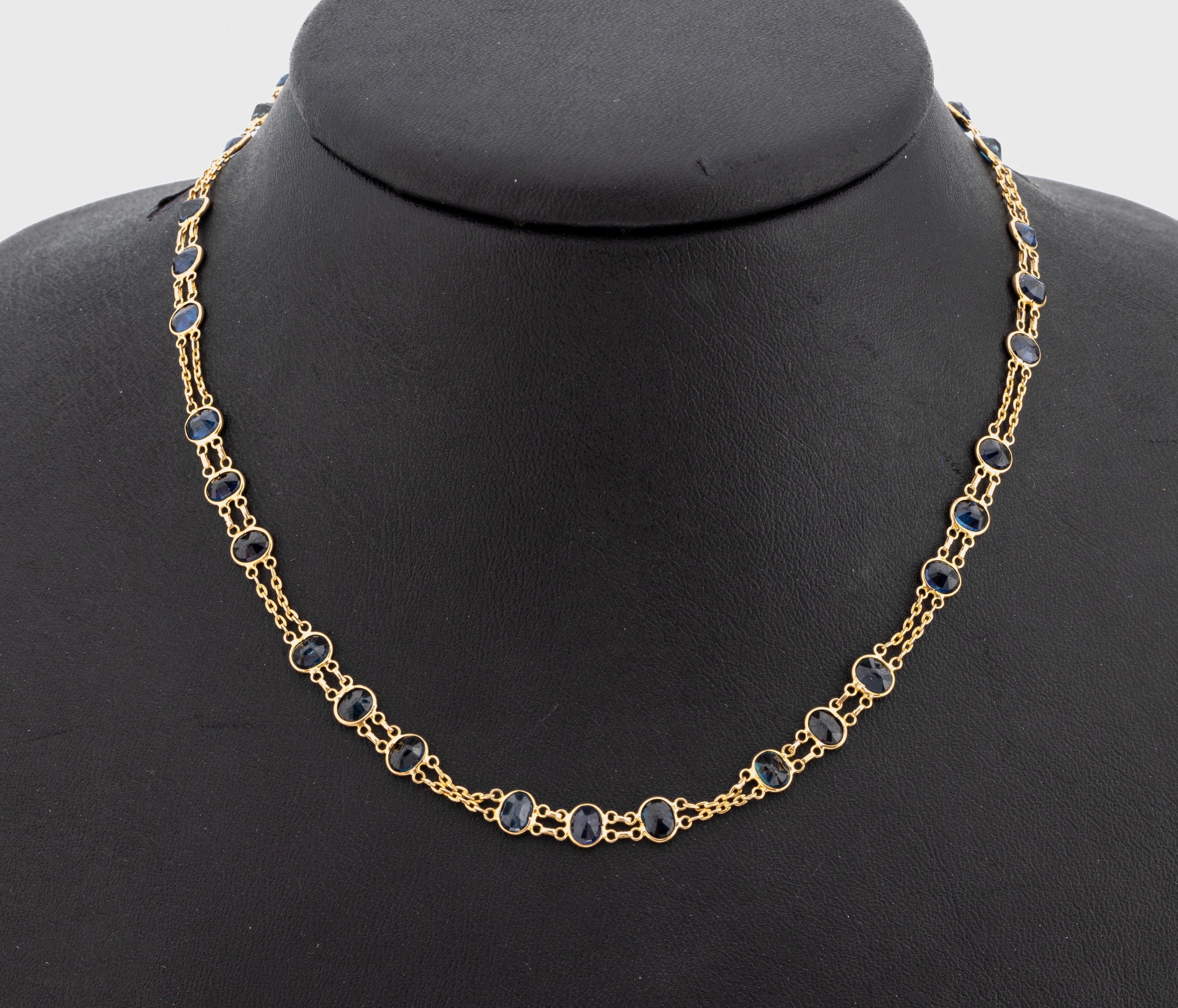 2-reihige 18 kt Gold Saphir-Kette, GG 750/000, ovalfacett. Saphire zus. ca. 20.0 ct, S-Schließe, L. ca. 66 cm, ca. 9.3 g