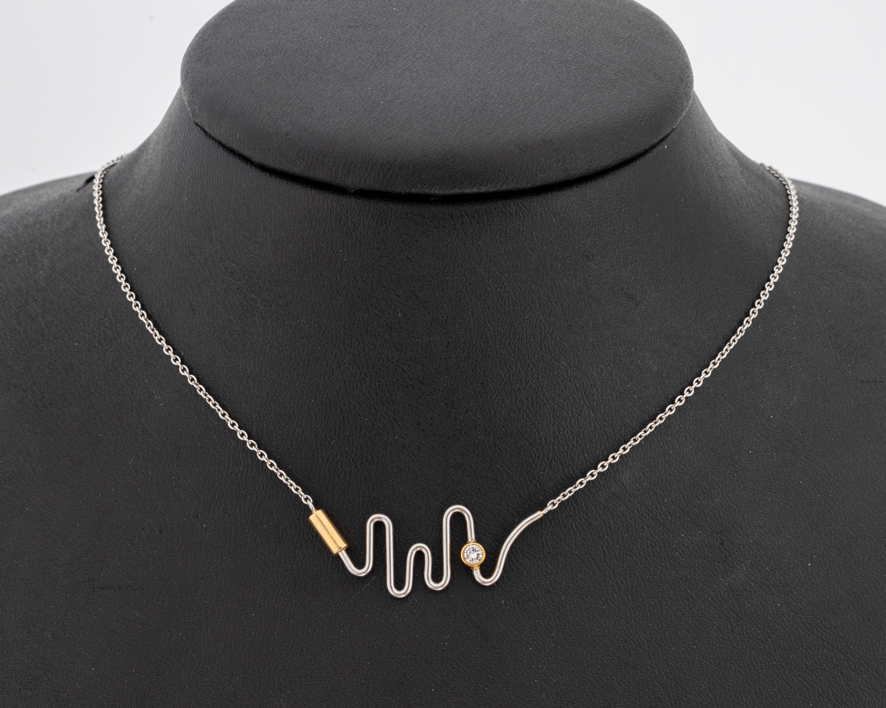 Platin Brillant-Collier, Pt 950/000 und GG,wellenf. Mittelteil mit einem in GG gefassten Brillant ca. 0.05 ct Weiß/si, L. ca. 45 cm, ...