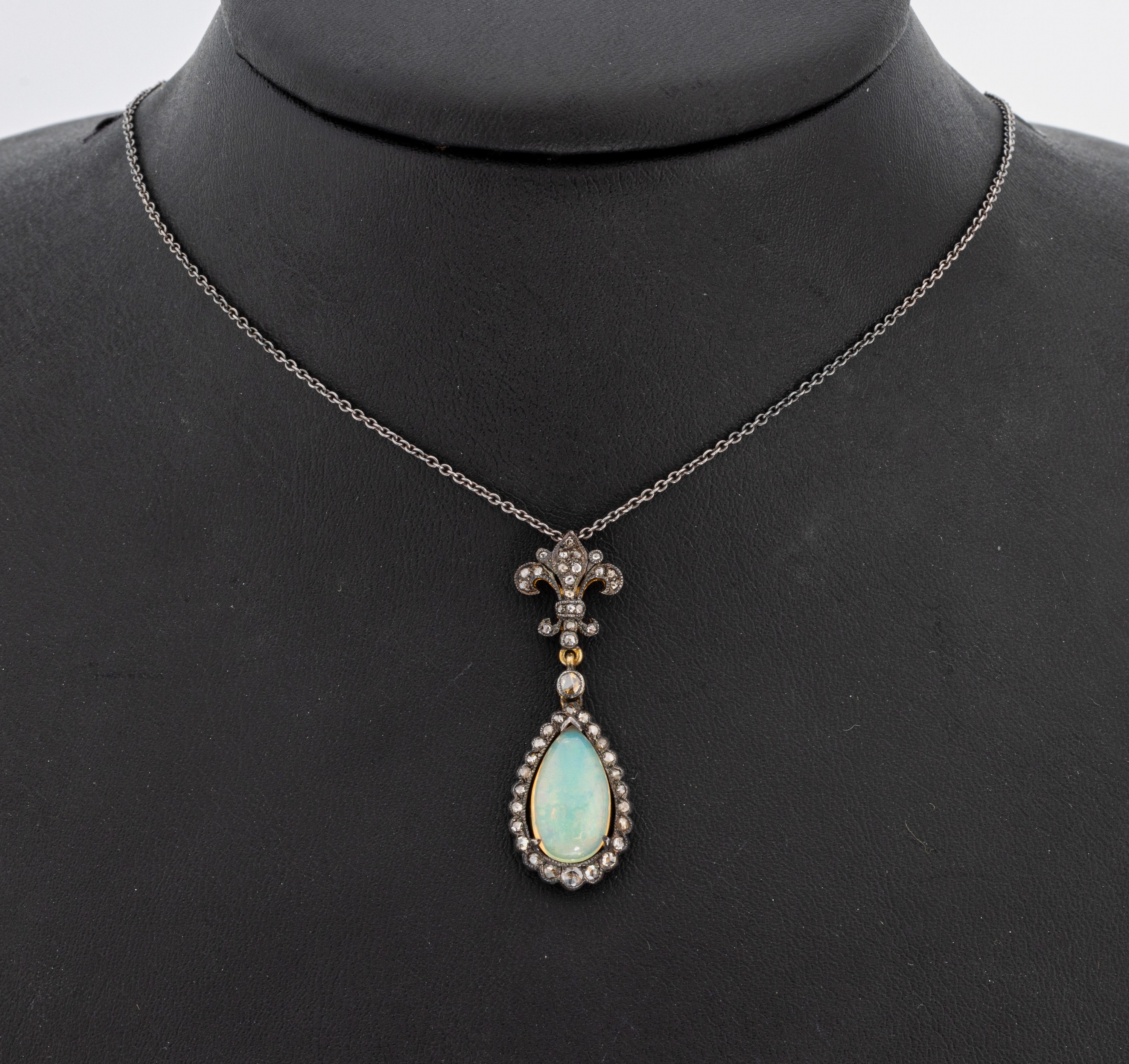 Opal-Diamant-Anhänger, Silber teilverg., nach altem Vorbild von 1890, Opaltropfen ca. 3.0 ct, Diamantrosen zus. ca. 0.15 ct, an Kette, L. ca. 40 ...