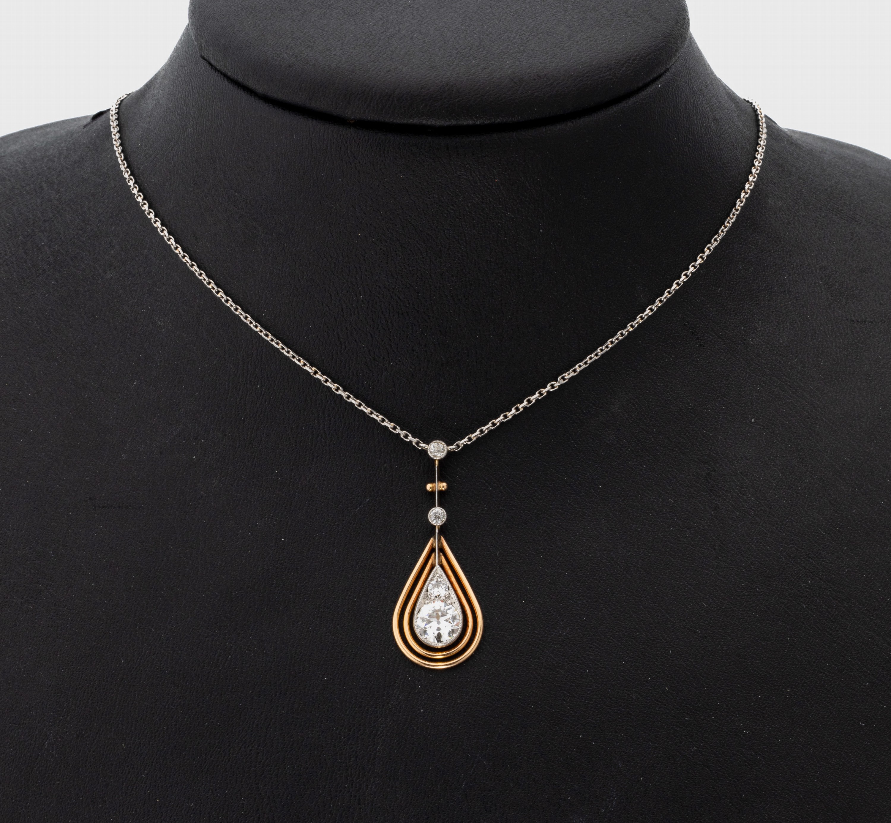14 kt Gold Diamant-Collier, GG/WG 585/000, Altschliff-Diamanten zus. ca. 1.0 ct Weiß/si- p, tropfenförm. Abhängung, L. ca. 46 cm, Kastenschloss ...