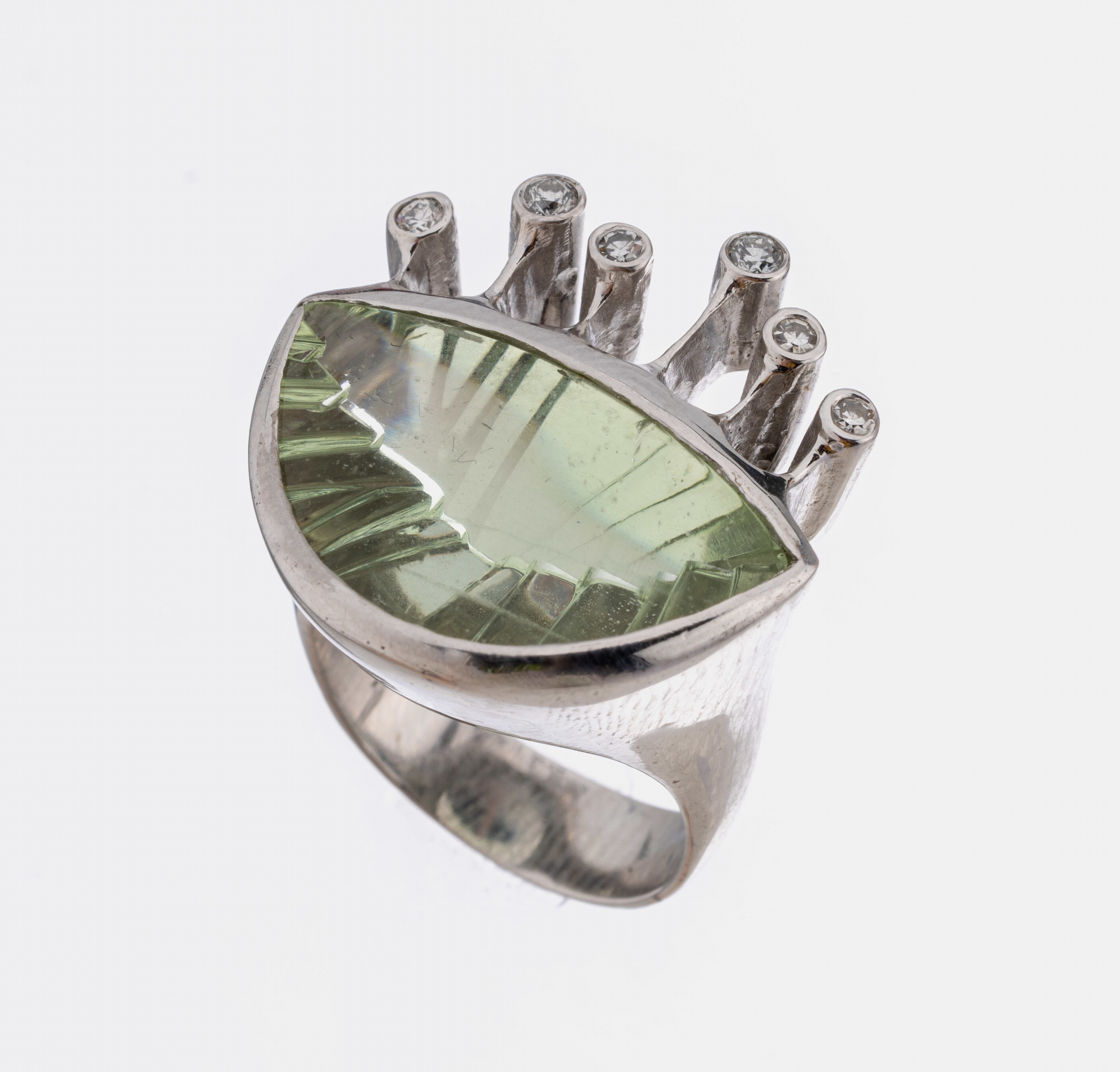 18 kt Gold Heliodor-Brillant-Ring, WG 750/000, Heliodor im Bufftop Phantasieschliff ca. 8.00 ct, 6 Brillanten zus. ca. 0.12 ct Weiß/si, ...