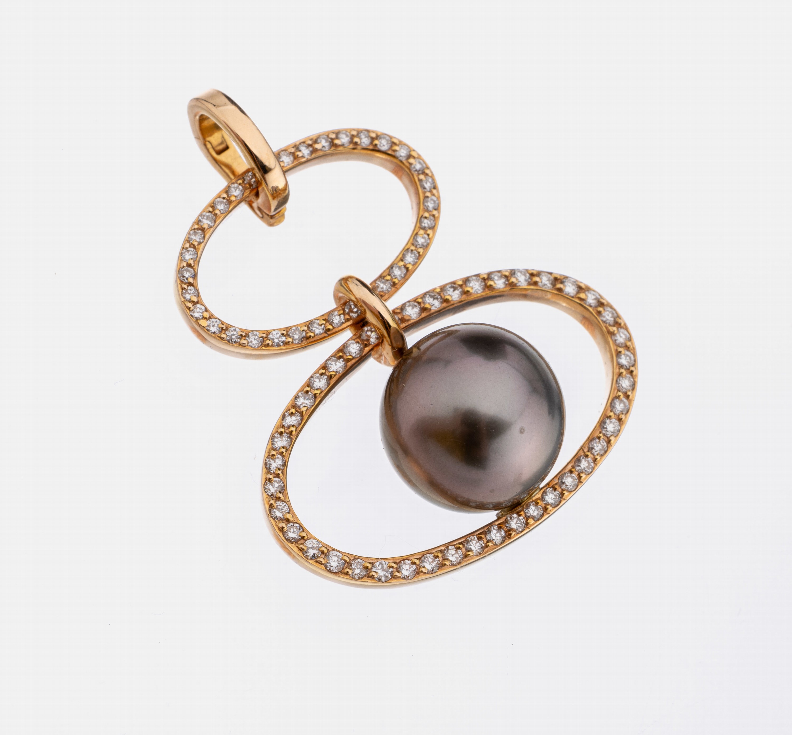 18 kt Gold Perl-Brillant-Anhänger, RG 750/000, 2 ovale Elemente, 1 Tahitizuchtperle,D. ca. 12 mm, 75 Brillanten zus. ca. 0.58 ct (grav.) feines ...