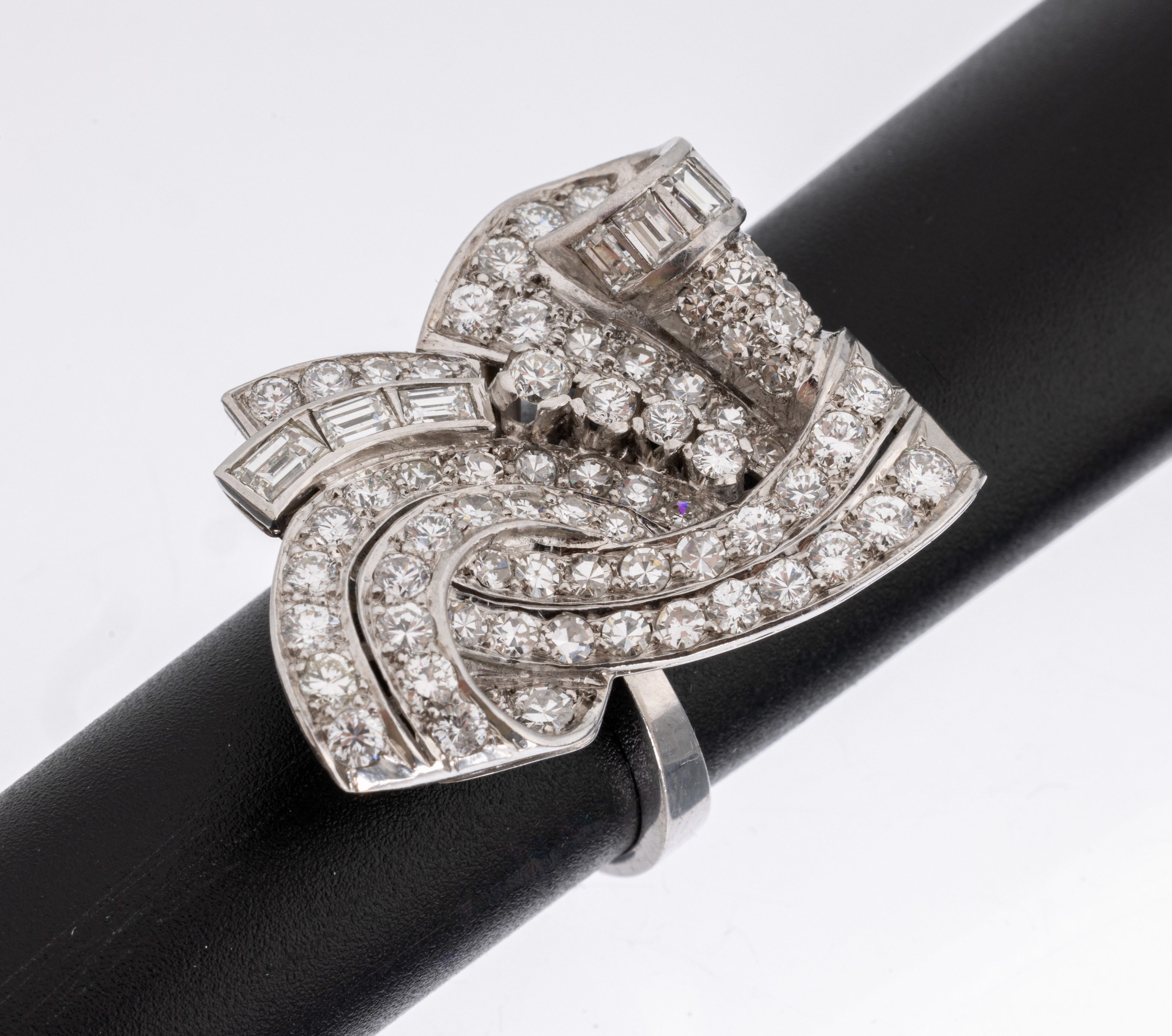 18 kt Gold Diamant-Ring, WG 750/000, geschwungene Gestaltung 76 Brillanten, 8/8- Diamanten und Diamant-Baguettes zus. ca. 3.80 ct Weiß/si, RW 57, ...