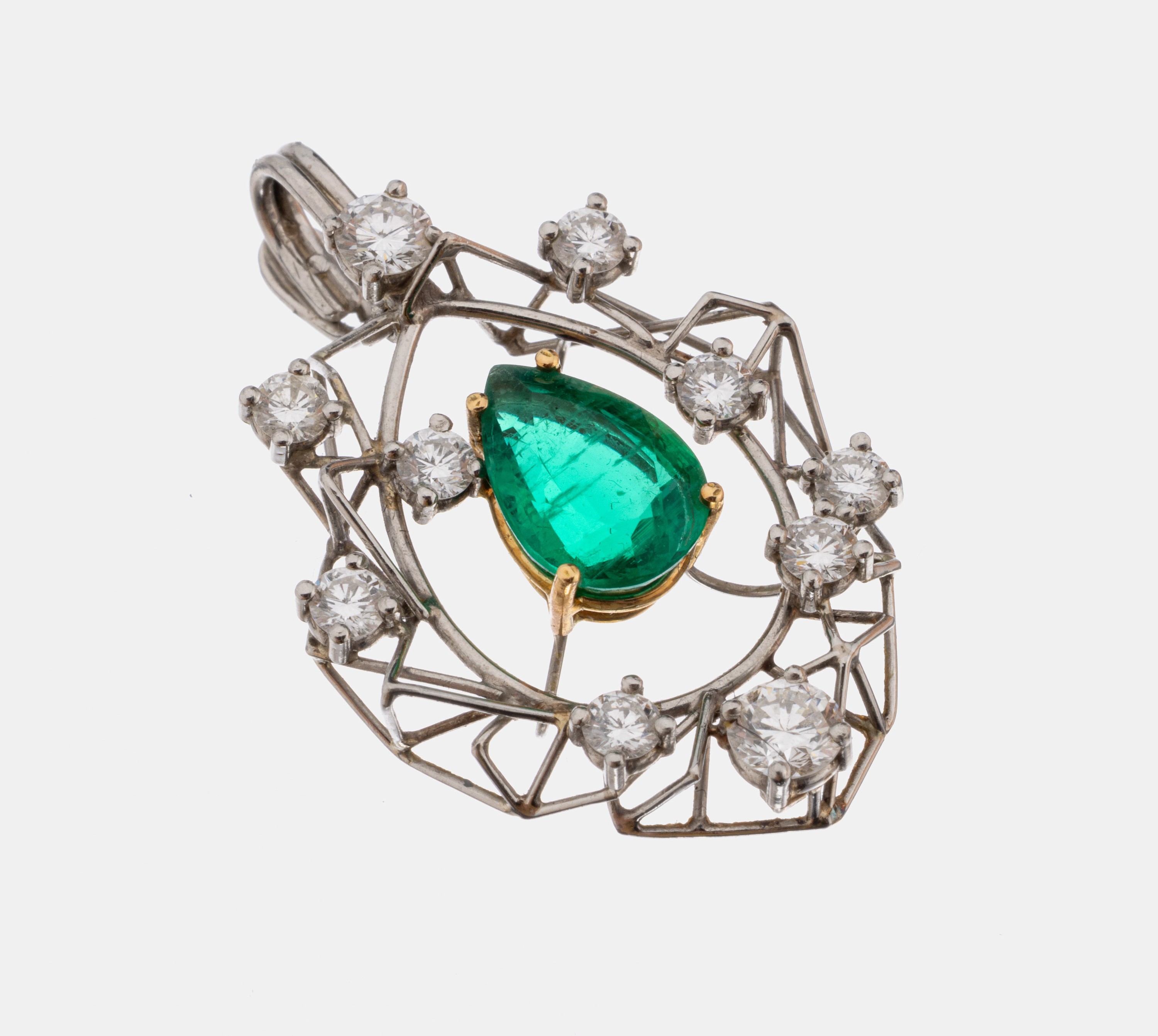 18 kt Gold Diamant-Smaragd-Clipanhänger, WG750/000, in GG gefasster Smaragd-Tropfen ca. 2.00 ct, 10 Brillanten zus. ca. 1.20 ct Weiß/si, ca. 6.0 ...