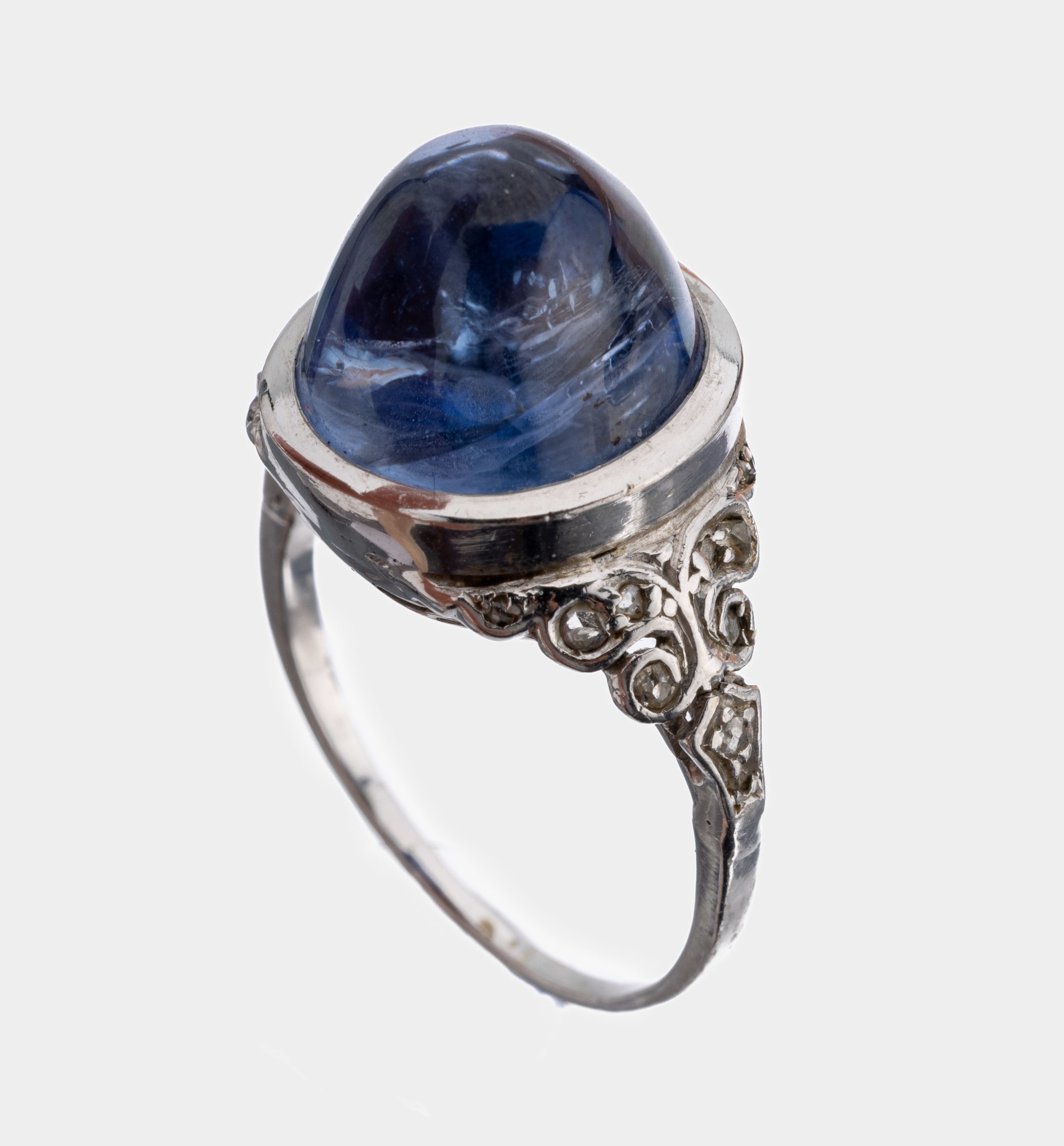 14 kt Gold Saphir-Diamant-Ring, WG 585/000,hoch aufgebauter Saphircabochon ca. 6.00 ct, abstr. florale Ringschultern bes. mit Diamantrosen zus. ca. ...