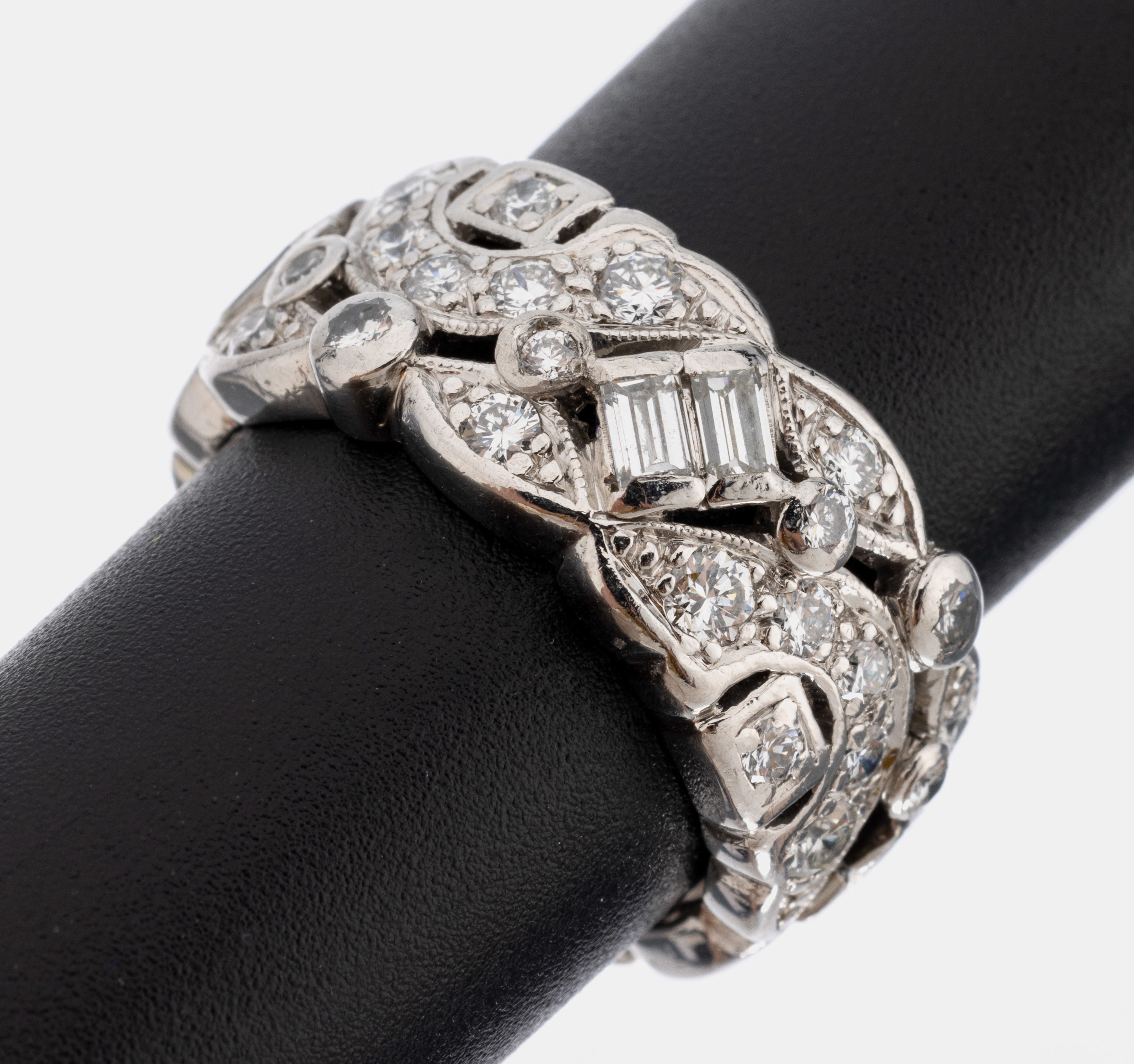 Platin Diamant-Ring, Pt gepr., rundum bes. mit Brillanten und Diamantbaguettes zus. ca. 2.00 ct Weiß/si-p, RW 51, ca. 8.8 g