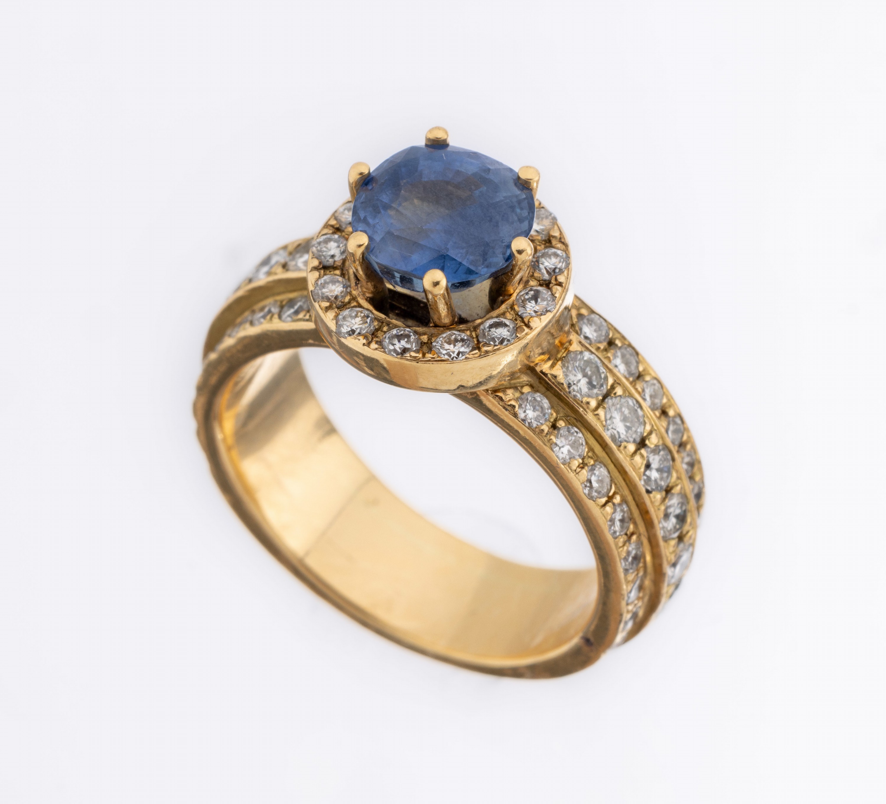 18 kt Gold Saphir-Brillant-Ring, GG 750/000, rundfacett. Saphir ca. 12.30 ct, 3-rhg. Ringschiene, bes. mit 57 Brillanten zus. ca. 1.20 ct ...