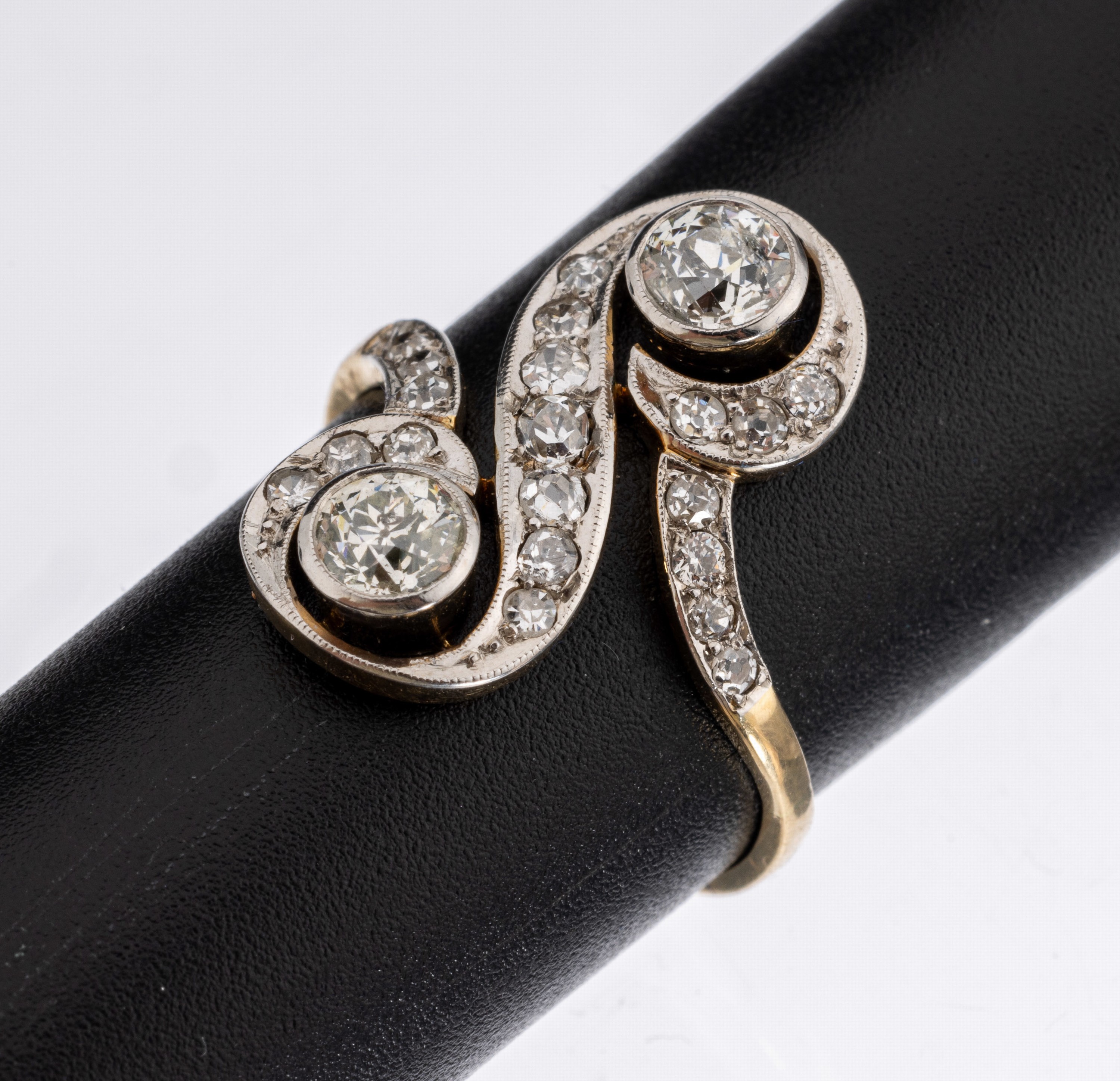 14 kt Gold Diamant-Ring, GG/WG 585/000, um 1930, Altschliffdiamanten zus. ca. 1.0 ct Weiß-get.Weiß/si-p1, doppelt geschweifte Form,ca. 4.3 g, RW 56