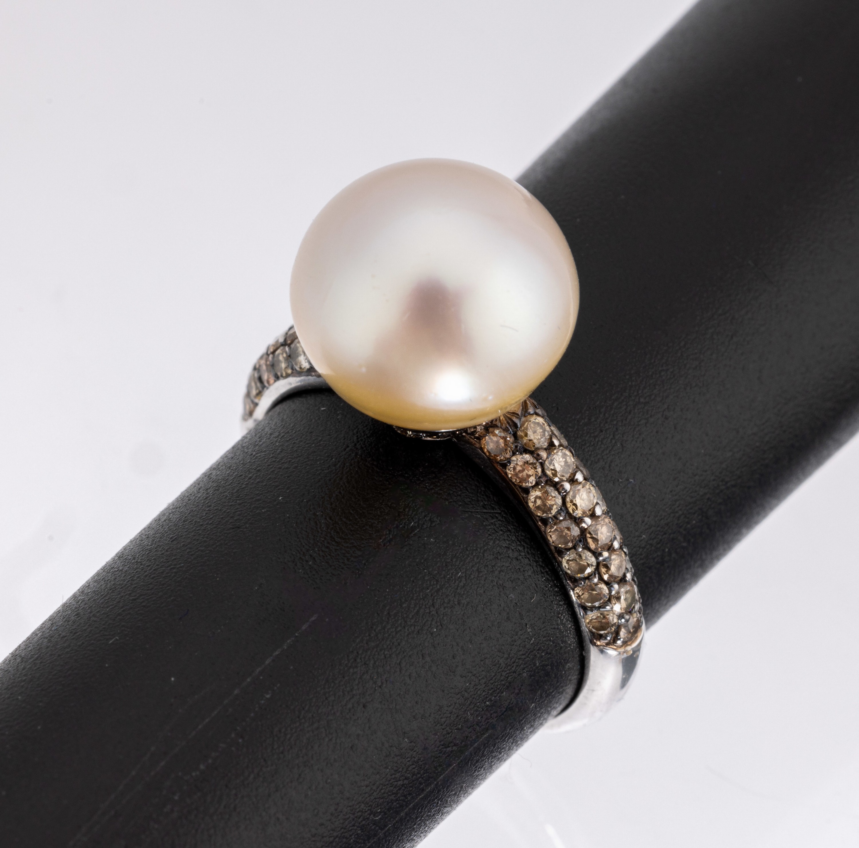 18 kt Gold Perl-Brillant-Ring, barocke Süßwasserzuchtperle, D. ca. 12.3 mm, seitl. flankiert von Brillanten zus. ca. 0.73 ct Braun, RW 58, ca. 6.1 g