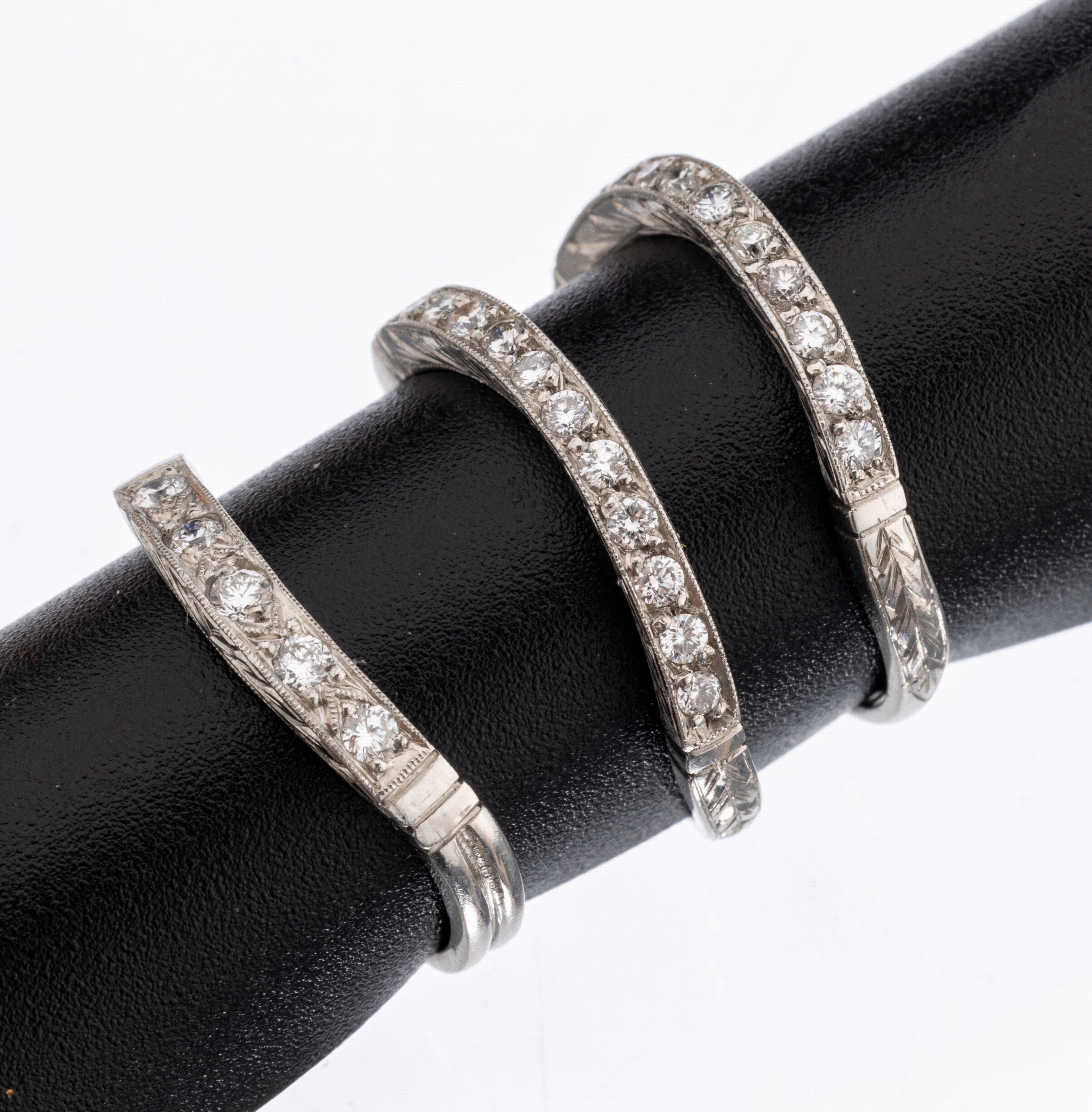 18 kt Gold Diamant-Ring-Trio, WG 750/00, gewellte Form, Diamanten zus. ca. 0.60 ct l.get.Weiß/si, RW 48 und 2 x RW 50