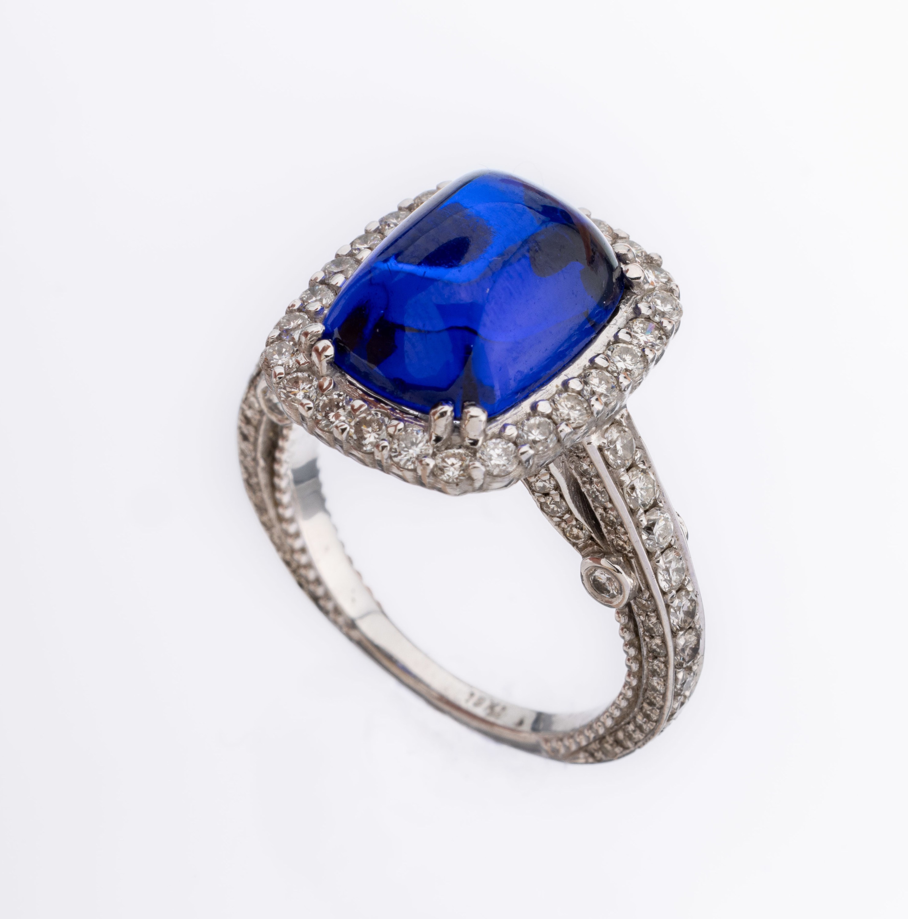 18 kt Gold Amethyst-Brillant-Ring, WG 750/000, blauer Amethyst-Cabochon ca. 7.0 ct, 150 Brillanten zus. ca. 1.20 ct Weiß/si, 1 Stein fehlt nicht ...