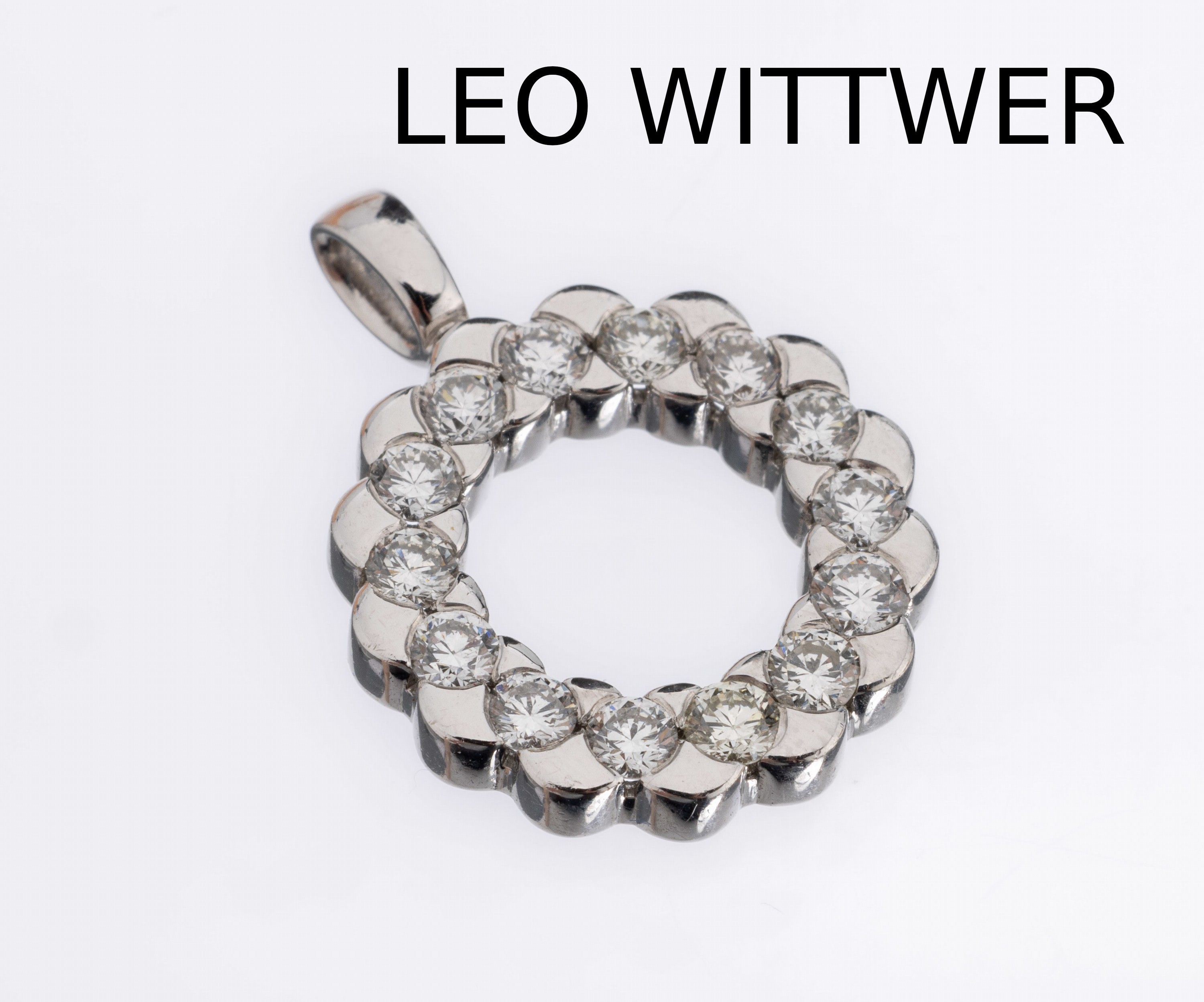 18 kt Gold LEO WITTWER Brillant-Anhänger, WG 750/000, bes. mit 14 Brillanten zus. ca. 0.70 ct (grav.) Weiß/si, ca. 3.4 g