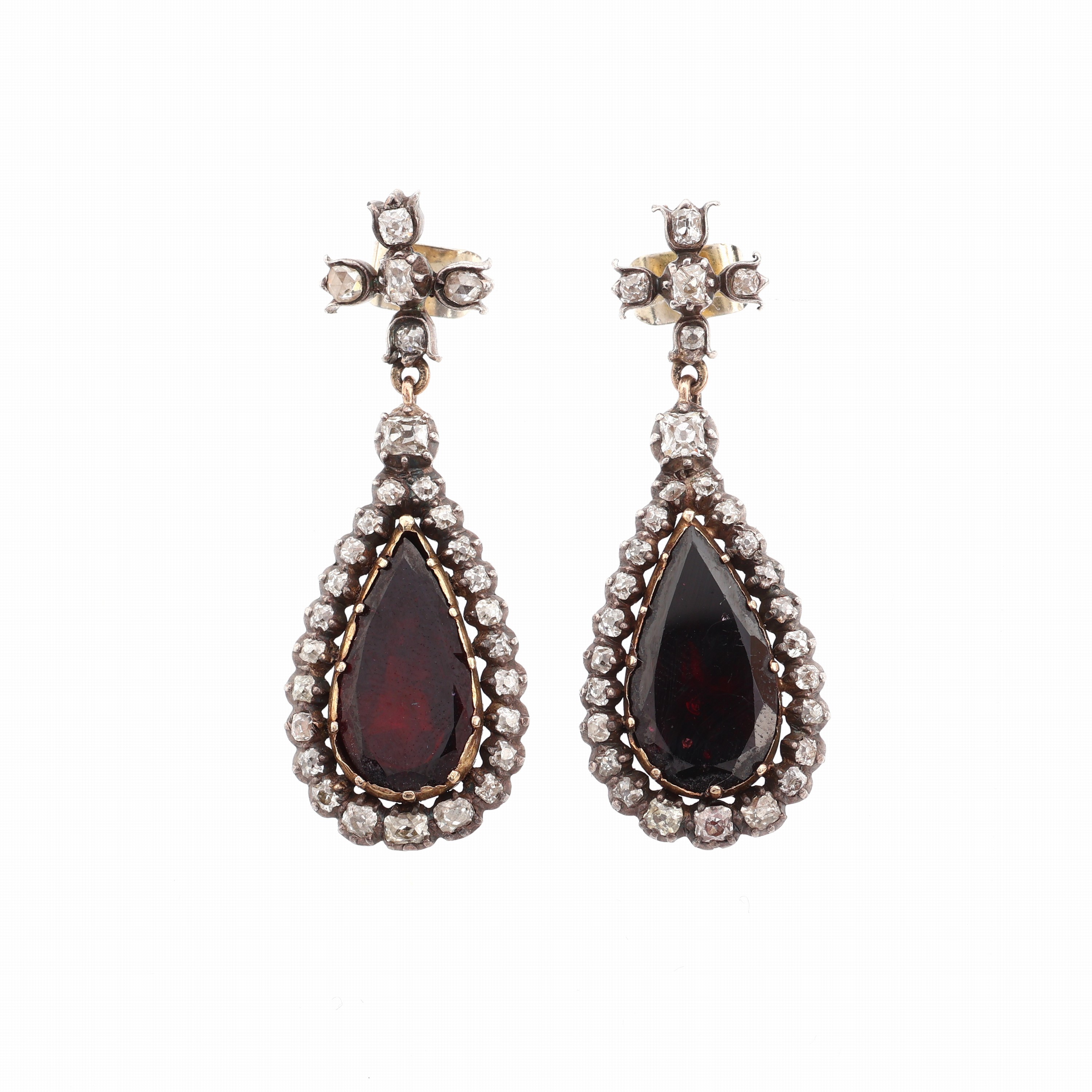 Paar 14 kt Gold Almandin-Diamant-Ohrstecker, GG 585/000 und Silber, um 1830/40, 2 Almandintropfen, Diamantrosen zus. ca. 0.60 ct, rücks. komplett ...