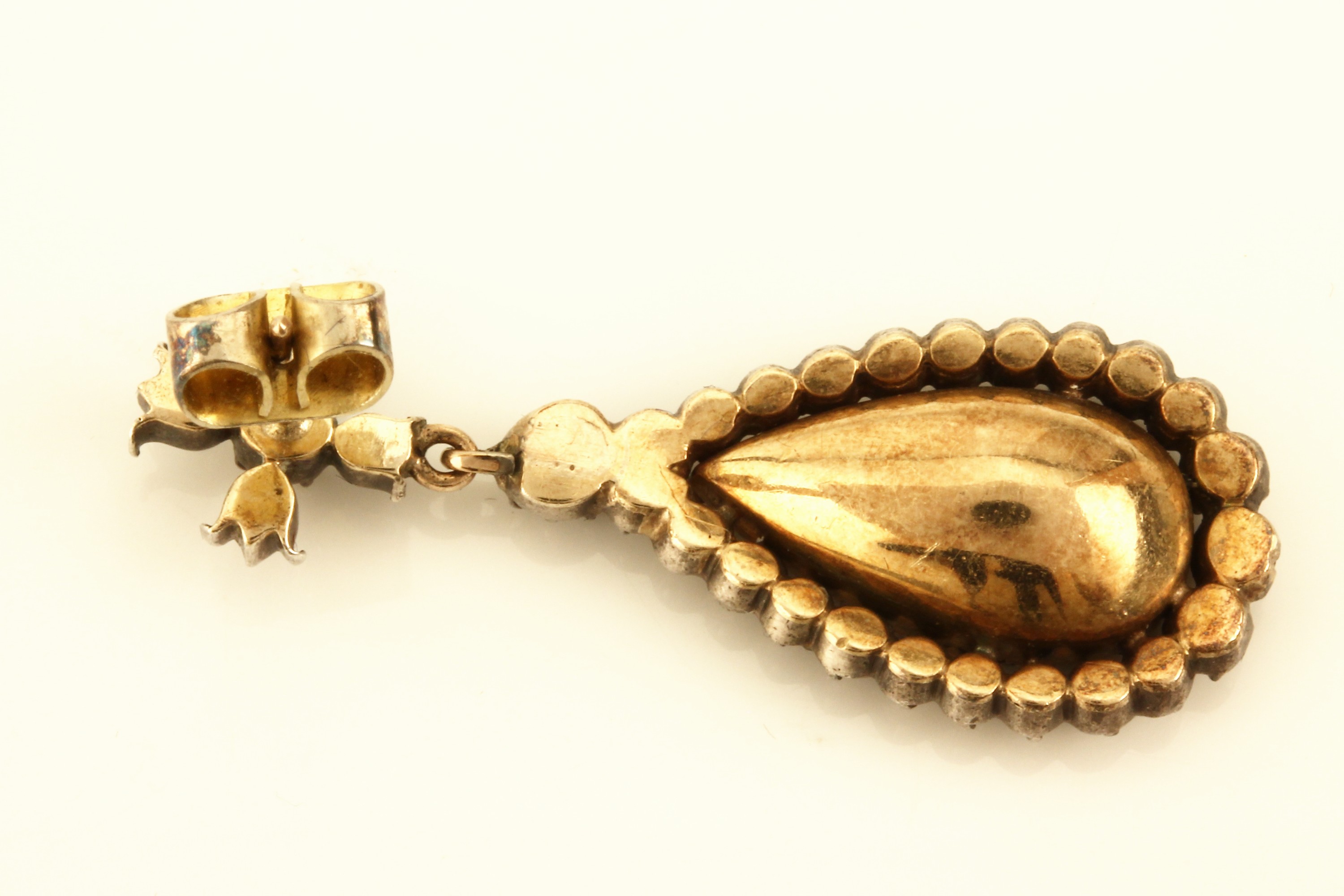 Detail a: Paar 14 kt Gold Almandin-Diamant-Ohrstecker, GG 585/000 und Silber, um 1830/40, 2 Almandintropfen, Diamantrosen zus. ca. 0.60 ct, rücks. komplett ...
