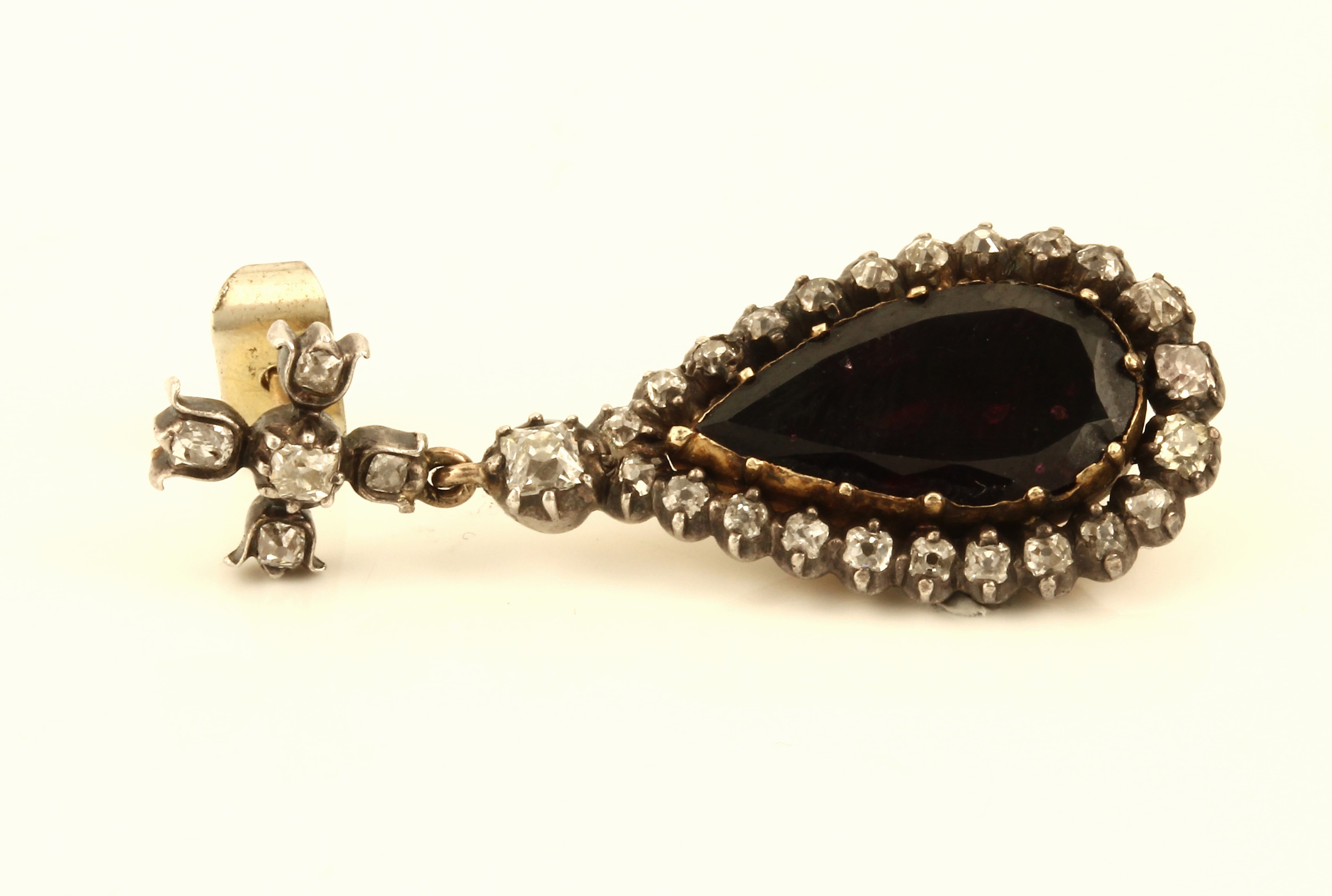 Detail b: Paar 14 kt Gold Almandin-Diamant-Ohrstecker, GG 585/000 und Silber, um 1830/40, 2 Almandintropfen, Diamantrosen zus. ca. 0.60 ct, rücks. komplett ...