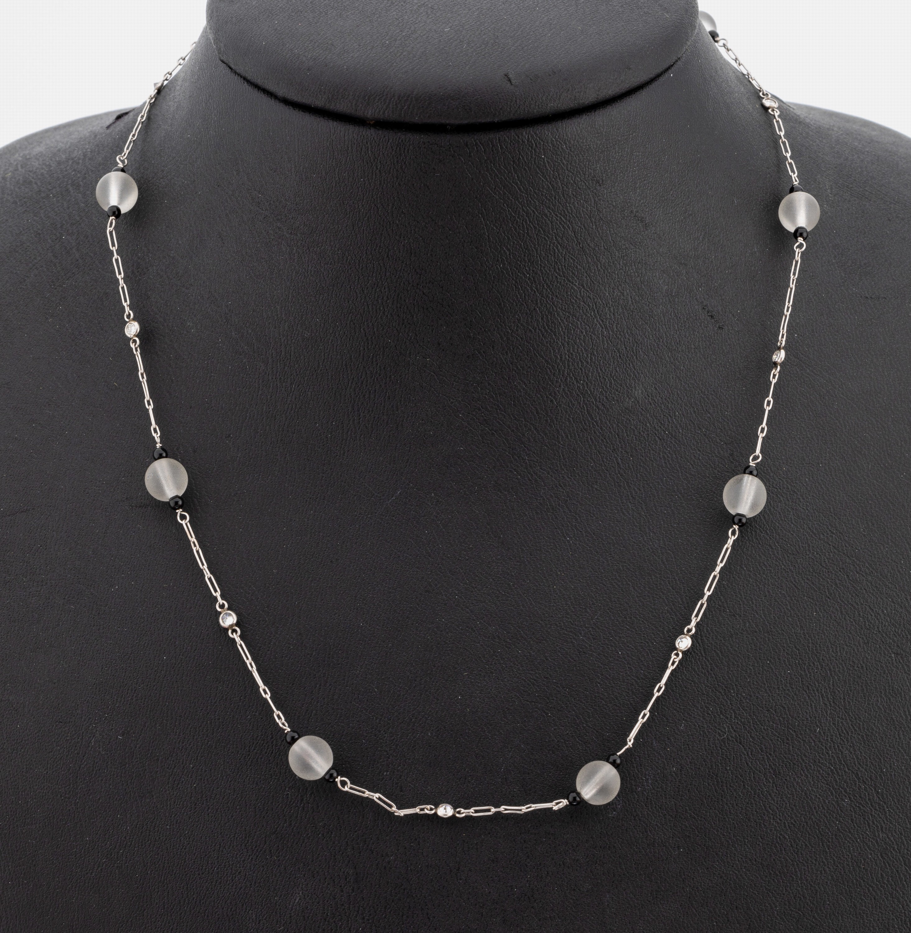 18 kt Gold Onyx-Bergkristall-Diamant-Collier, WG 750/000, matt. Bergkristallkugeln ca. 6 mm, kl. Onyxkügelchen, Diamanten zus. ca. 0.20 ct ...