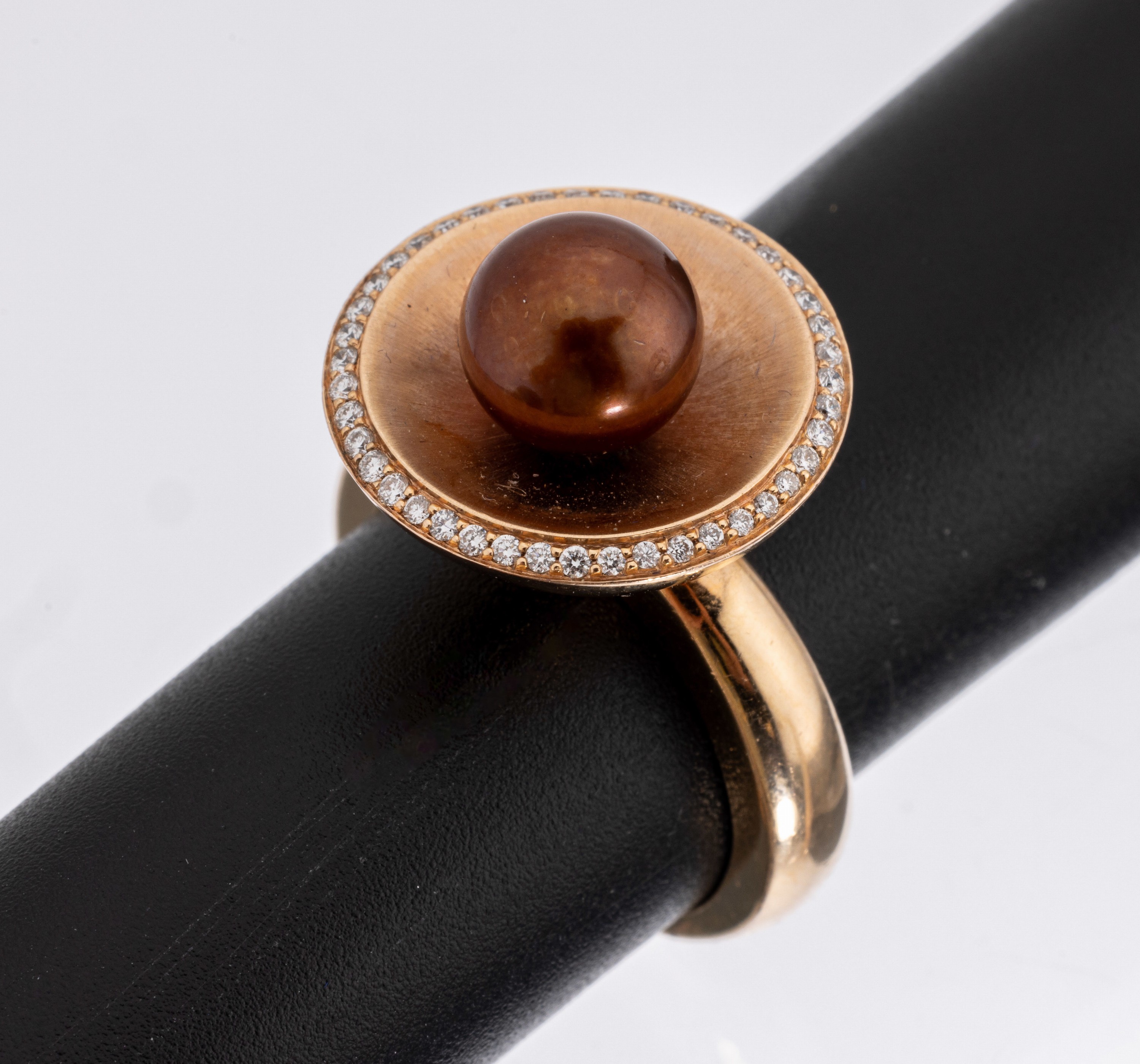 14 kt Gold Perl-Brillant-Ring, GG 585/000, runder Ringkopf, mittig braune Zuchtperle, D. ca. 8.1 mm, 45 Brillanten zus. ca. 0.23 grav. ct Weiß/si, ...