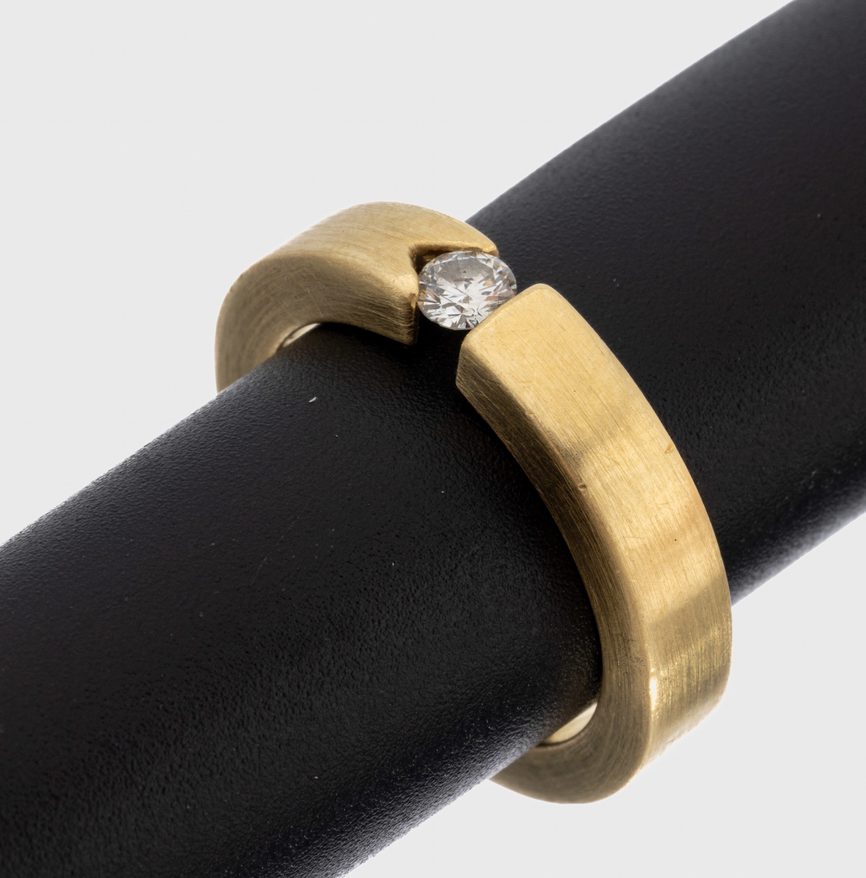 18 kt Gold Brillant-Ring, GG 750/000, sat.,schwere massive Verarbeitung, Spannring, 1 Brillant ca. 0.16 ct l.get.Weiß/p, RW 56, ca. 12.6 g