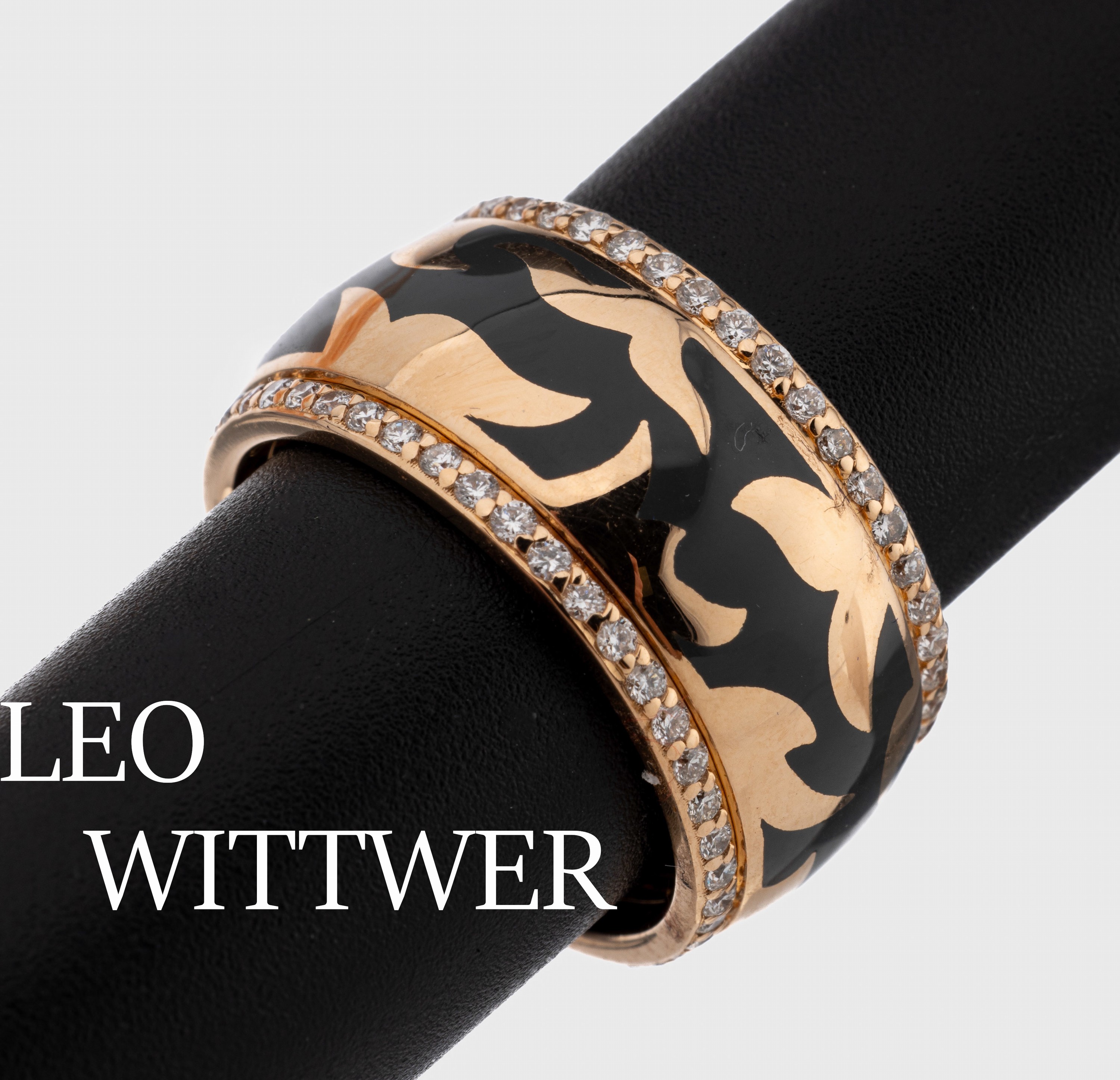 18 kt Gold LEO WITTWER Brillant-Ring mit Email, RoseG 750/000, abstrakt grau emailliert, Brillanten zus. ca. 0.88 ct (grav.) feines ...