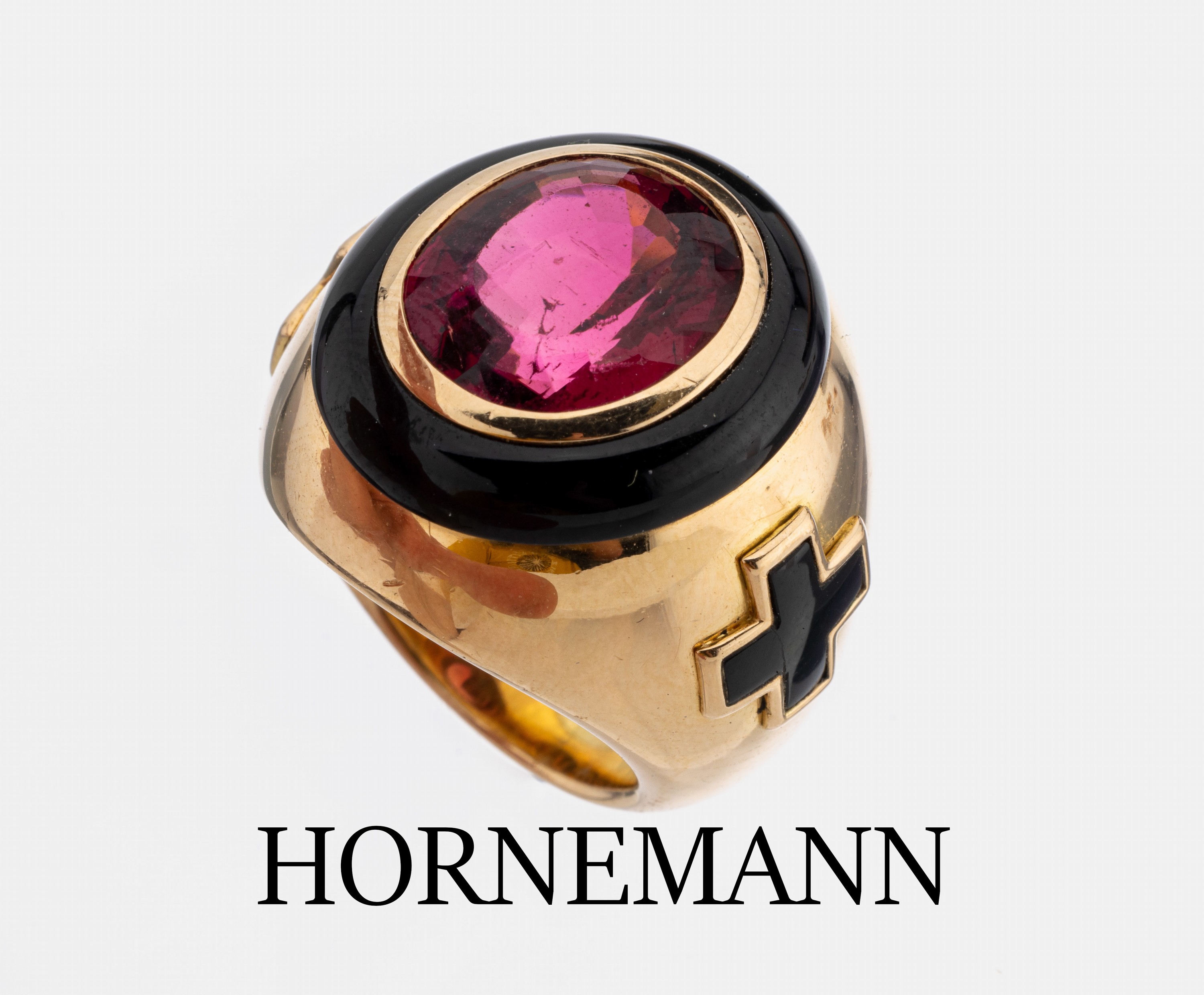 Massiver 18 kt Gold HORNEMANN Rubellith-Onyx- Ring, GG 750/000, mittig ovalfacett. Rubellit ca. 12.00 ct, Umrandung und Ringschultern mit Kreuzen in ...