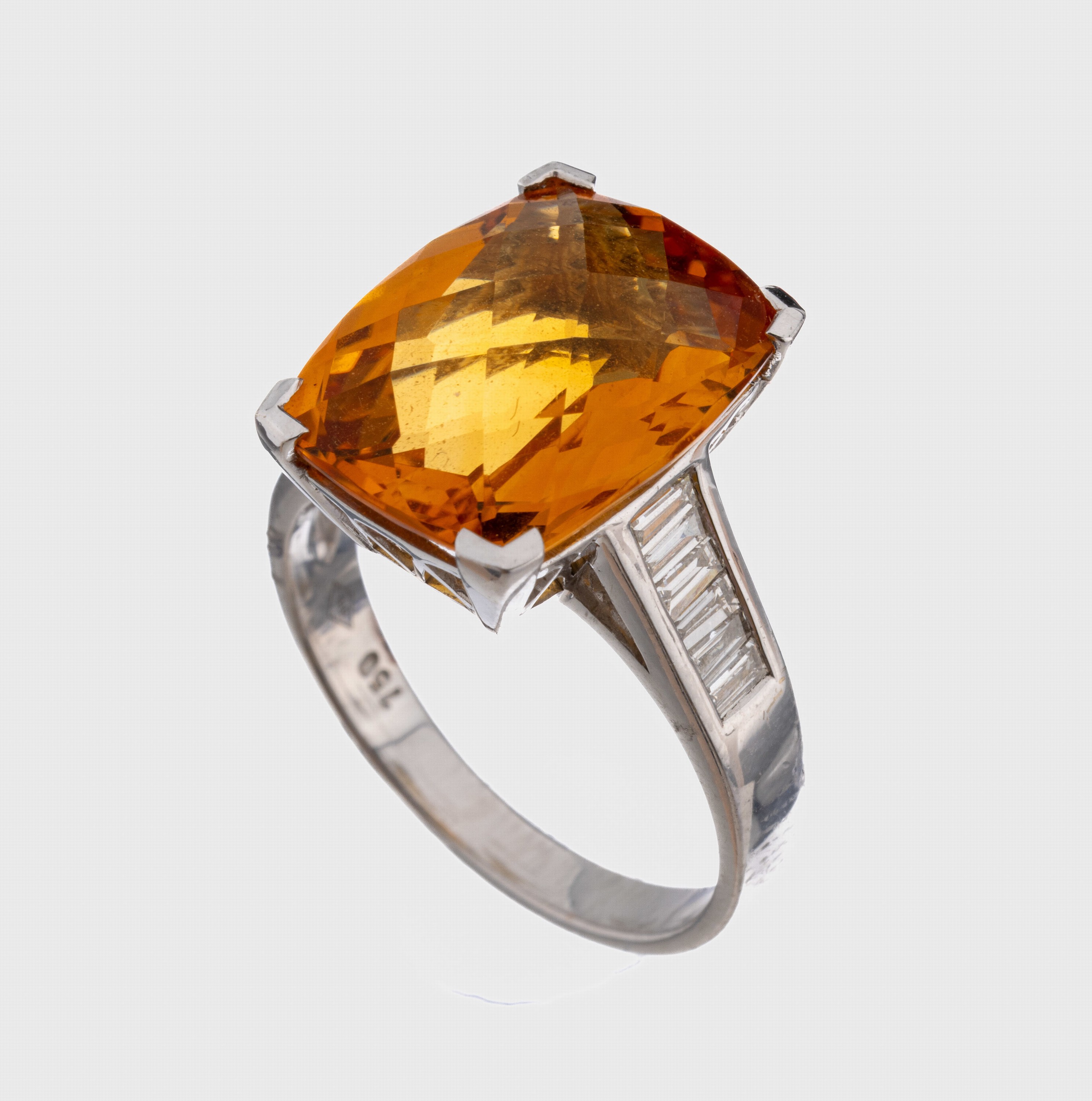 18 kt Gold Citrin-Diamant-Ring, WG 750/000,mittig kissenf. Citrin im Chessboard Cut ca. 8.0 ct, 12 Diamantbaguettes zus. ca. 0.40 ct Weiß/si-p, RW ...