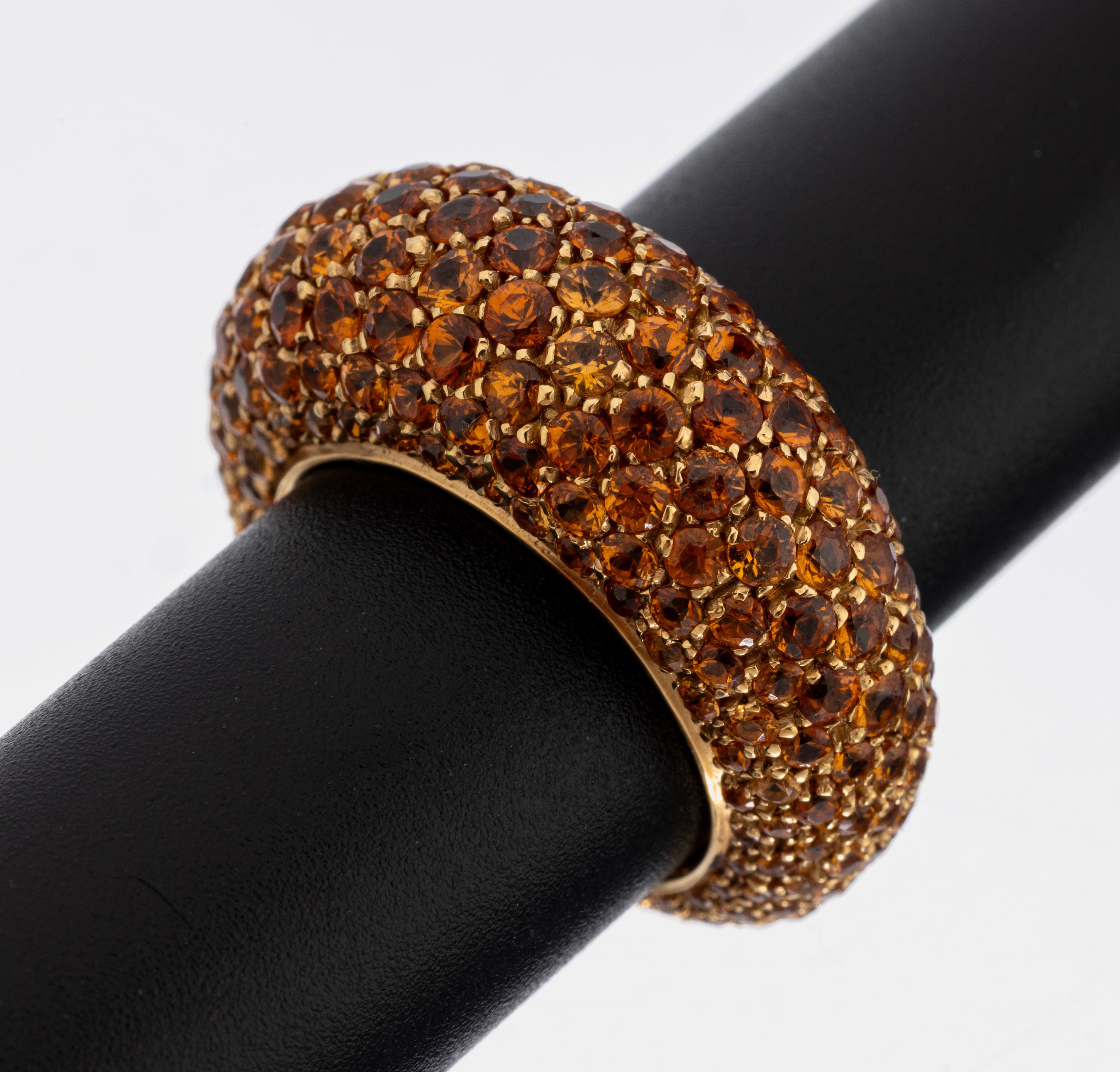 18 kt Gold Saphir-Ring, GG 750/000, verlaufende Ringschiene, rundfacett. orange- farb. Saphire zus. ca. 6.00 ct, ca. 8.5 g, RW 53, ausgefallen