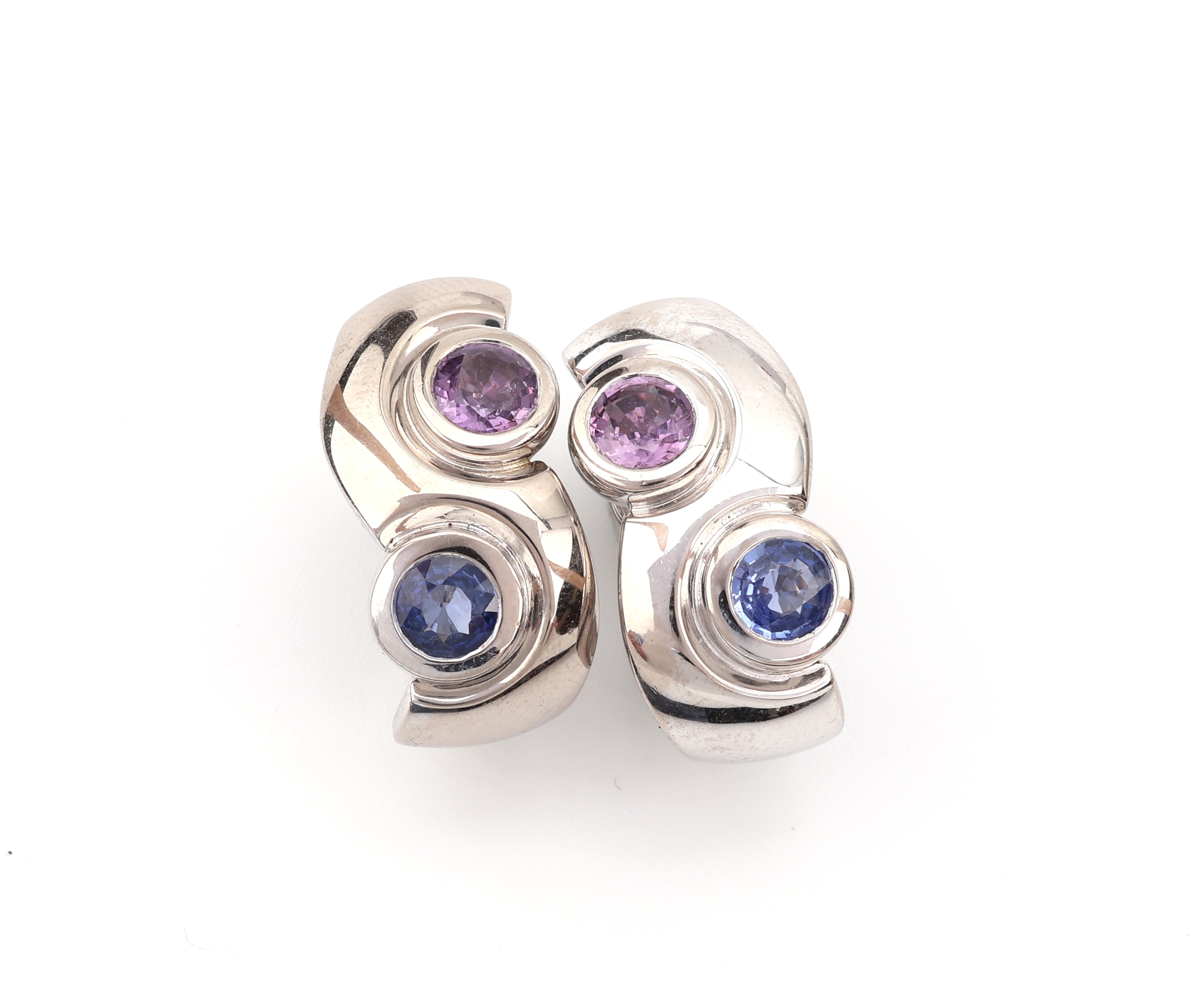 Paar 18 kt Gold ODENWALD Saphir-Ohrstecker, WG 750/000, geschwungen, 4 rundfacett. Saphirein Blau und Pink zus. ca. 4.0 ct, ca. 18.4 g, sign.