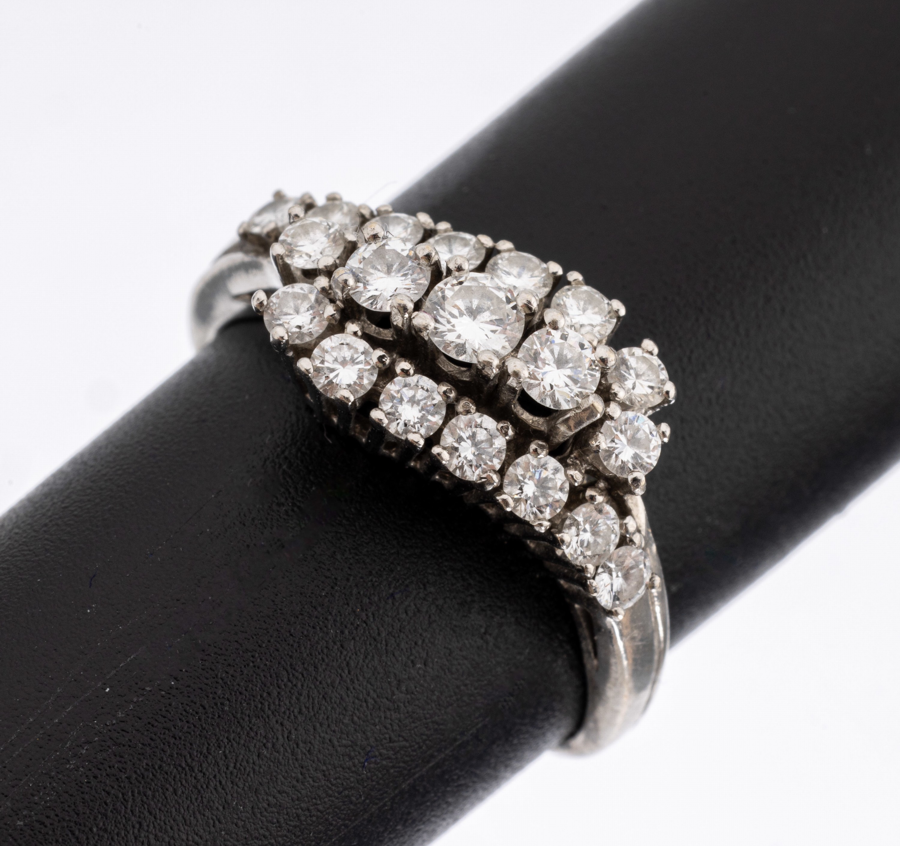14 kt Gold Brillant-Ring, WG 585/000, 3- rhg. bes. mit 20 Brillanten zus. ca. 0.80 ct Weiß/si-p, RW 55, ca. 4.1 g
