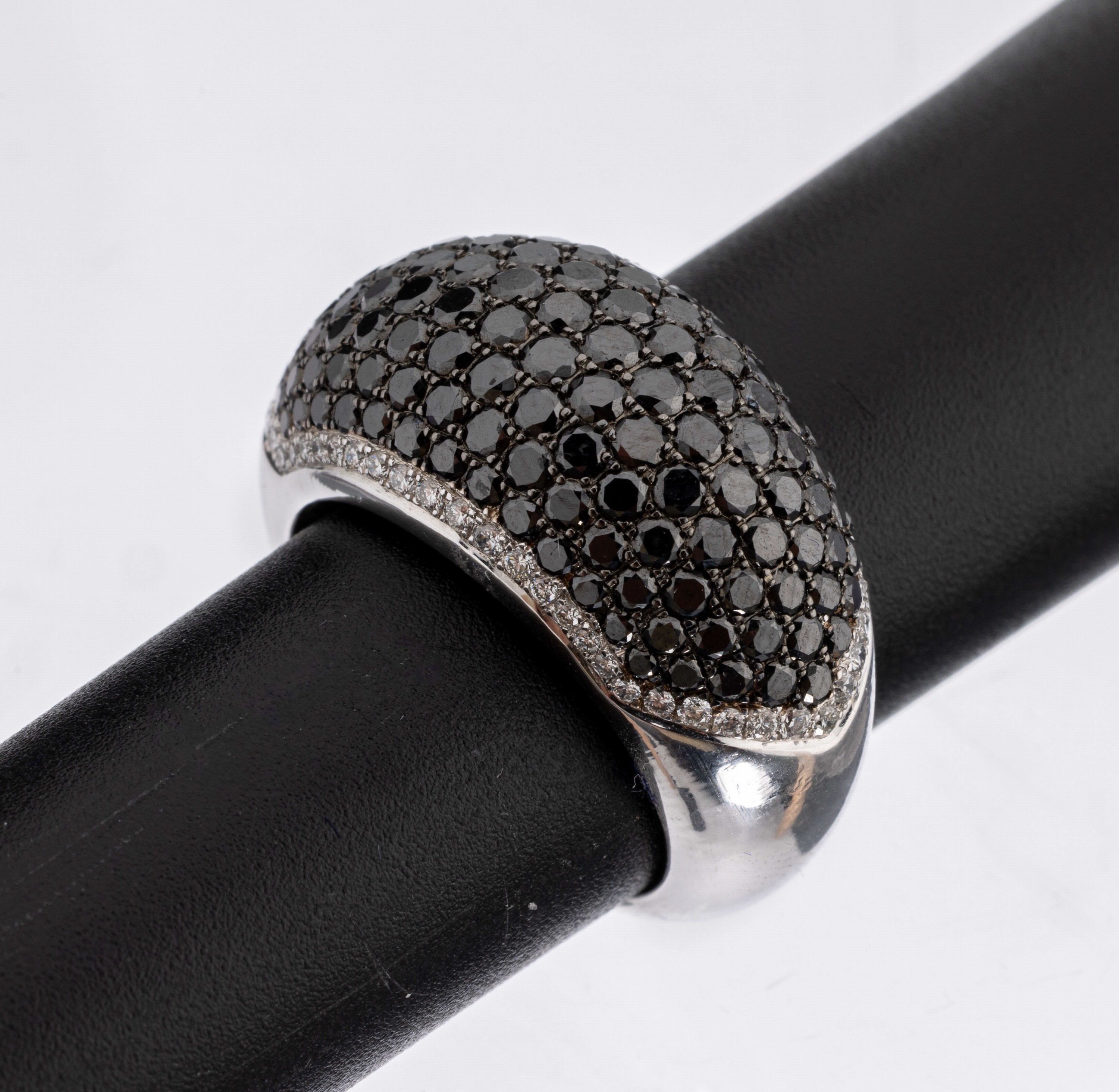 18 kt Gold Diamant-Ring, WG 750/000, 55 weiße Brillanten und 133 schwarze Diamanten (beh.) zus. ca. 3.5 ct, RW 54, ca. 10.6 g, Made in Italy