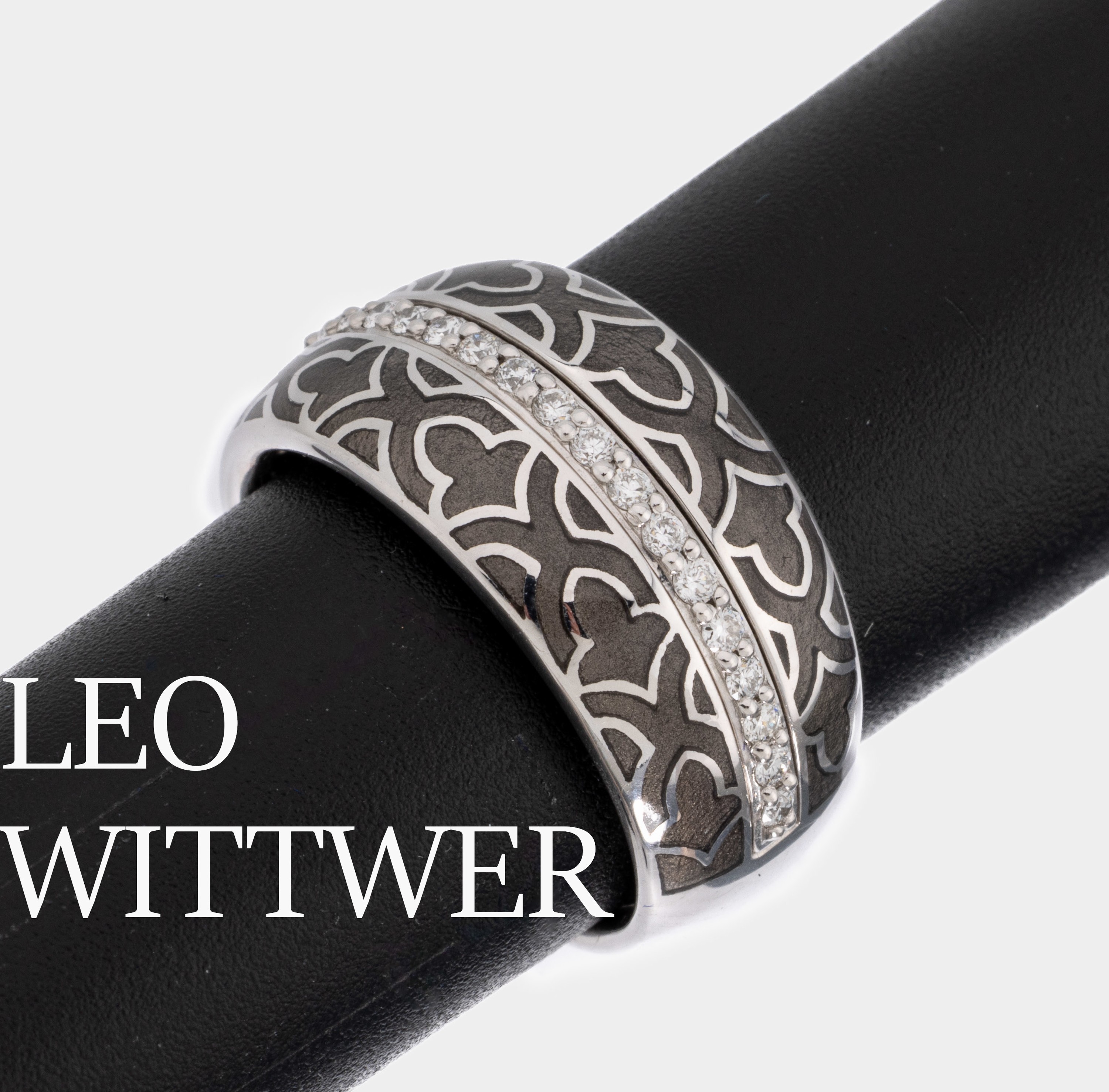 18 kt Gold LEO WITTWER Brillant-Ring mit Email, WG 750/000, grau emailliert, Brillanten zus. ca. 0.23 ct feines Weiß- Weiß/vs-si, sign., ca. 12.7 ...