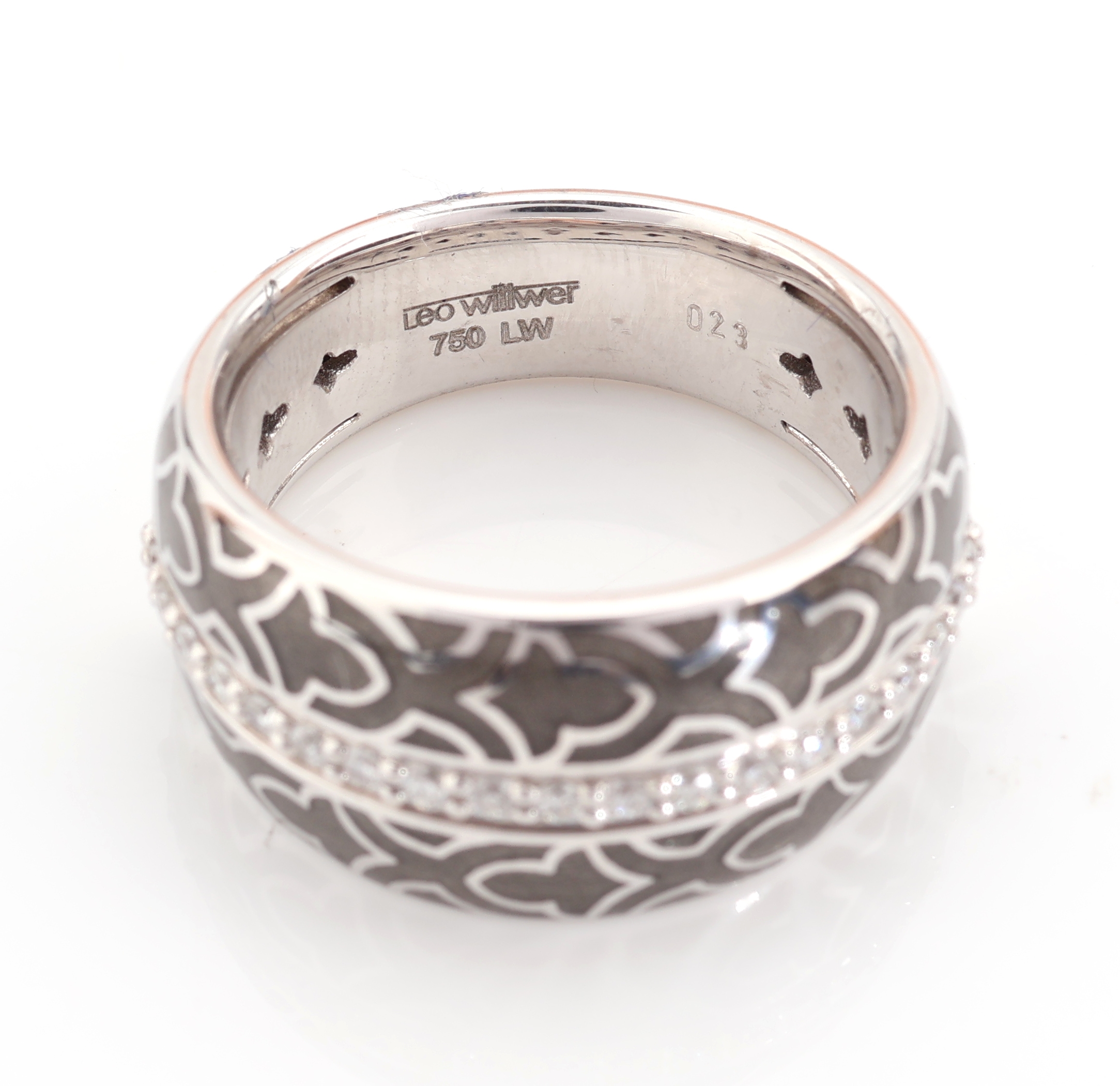 Detail a: 18 kt Gold LEO WITTWER Brillant-Ring mit Email, WG 750/000, grau emailliert, Brillanten zus. ca. 0.23 ct feines Weiß- Weiß/vs-si, sign., ca. 12.7 ...