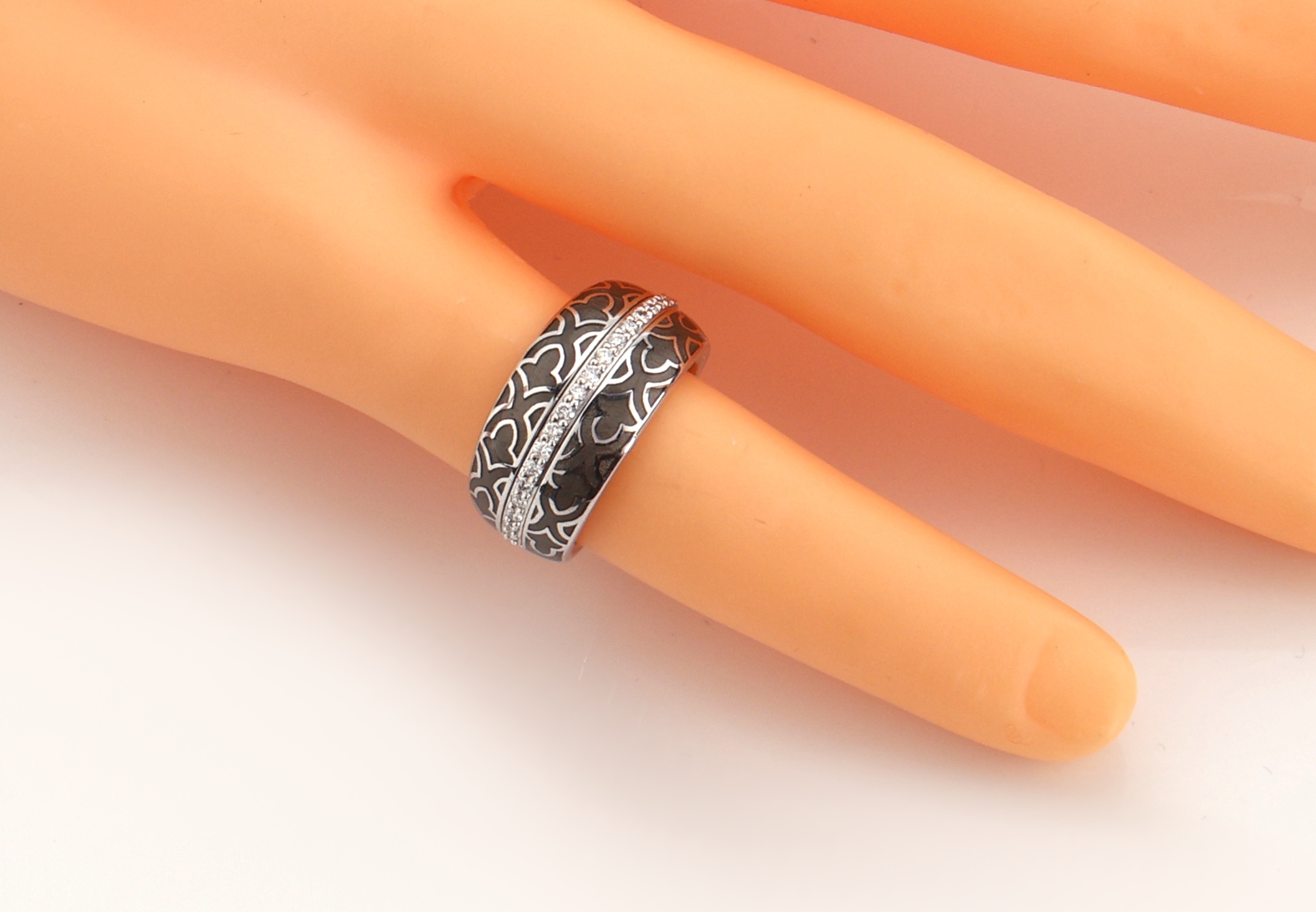 Detail d: 18 kt Gold LEO WITTWER Brillant-Ring mit Email, WG 750/000, grau emailliert, Brillanten zus. ca. 0.23 ct feines Weiß- Weiß/vs-si, sign., ca. 12.7 ...